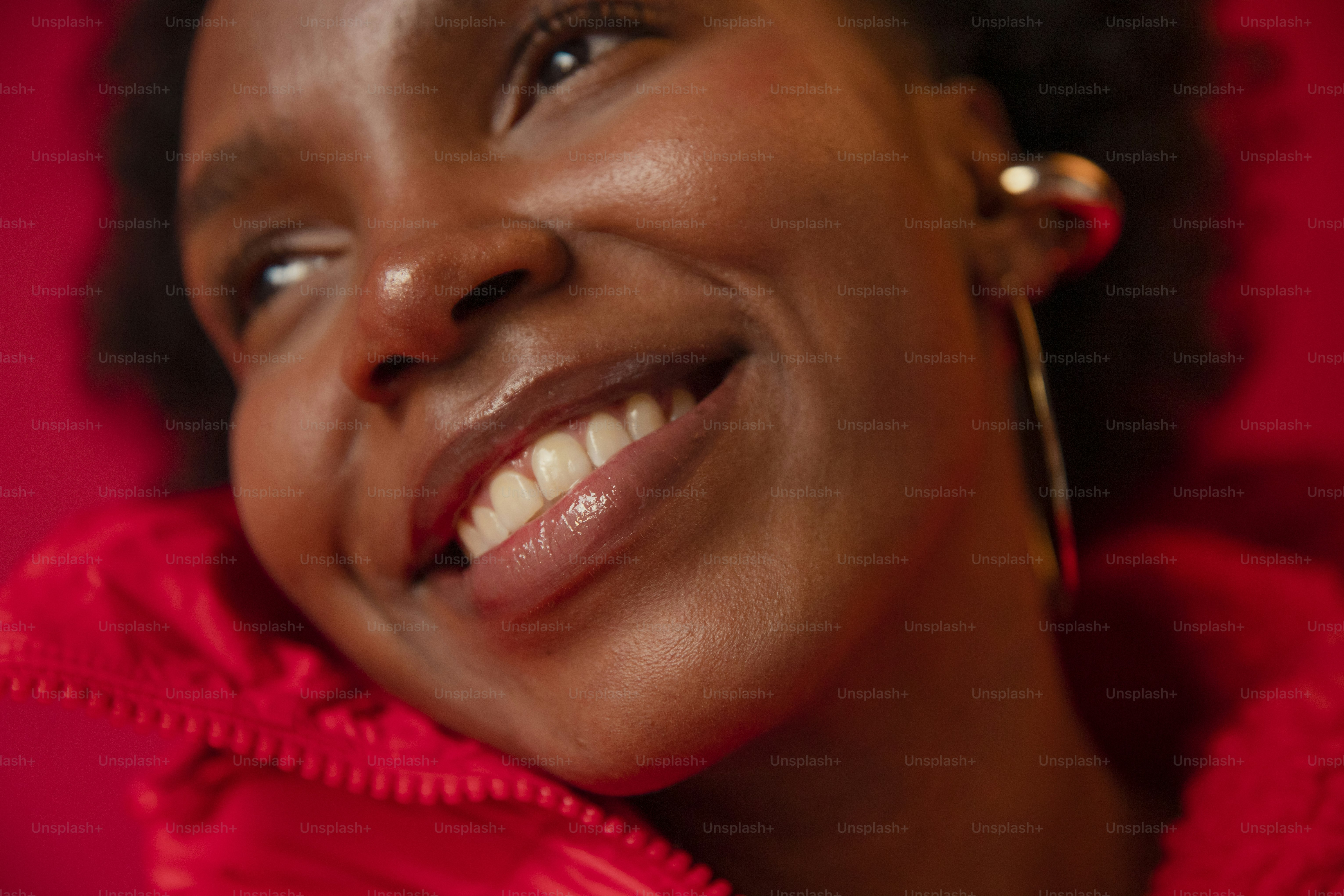 Un primer plano de una persona con una chaqueta roja