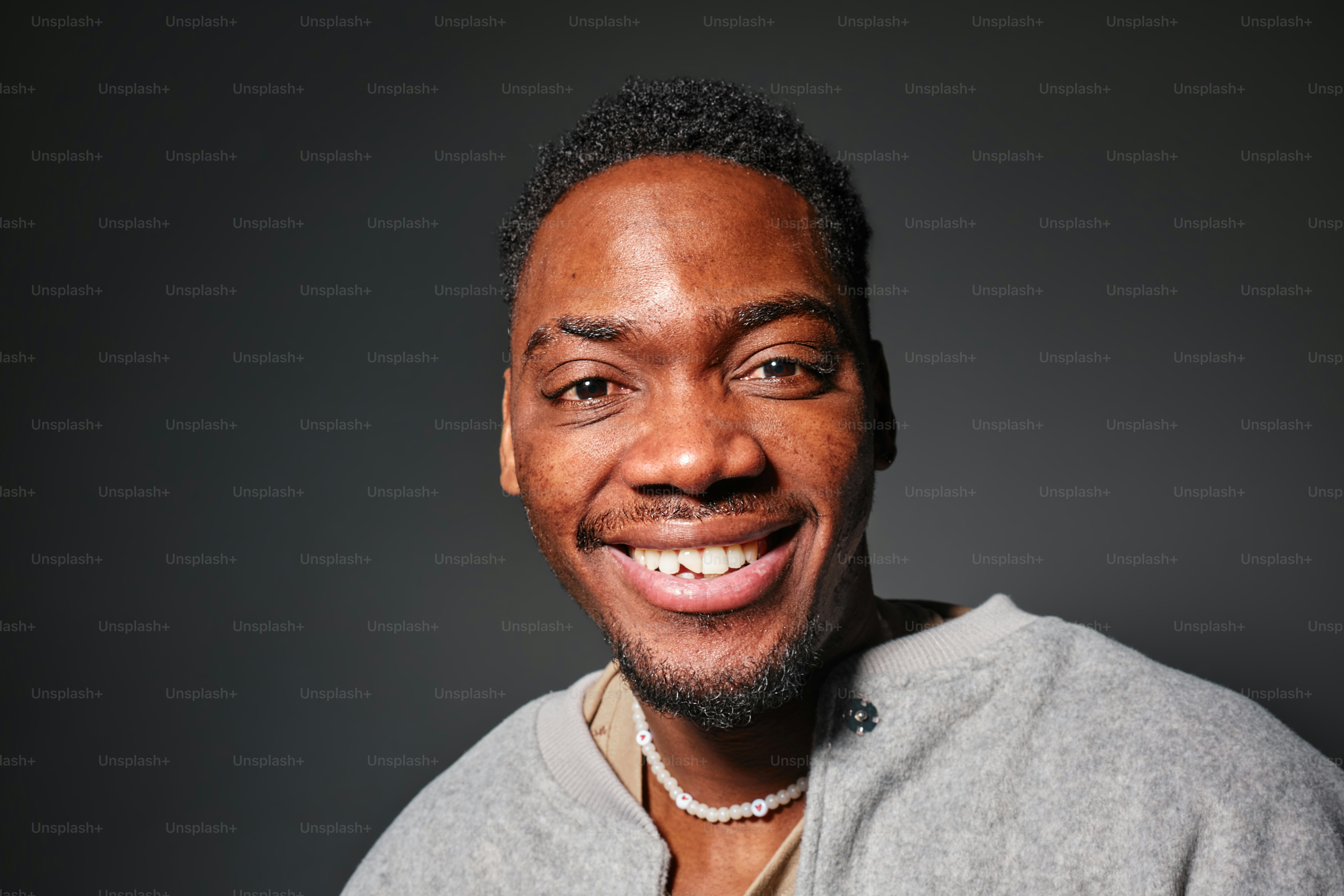 A man with a smile on his face photo – Laugh Image on Unsplash