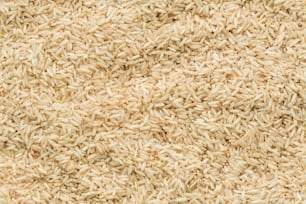 Nahaufnahme eines Haufens braunen Reis