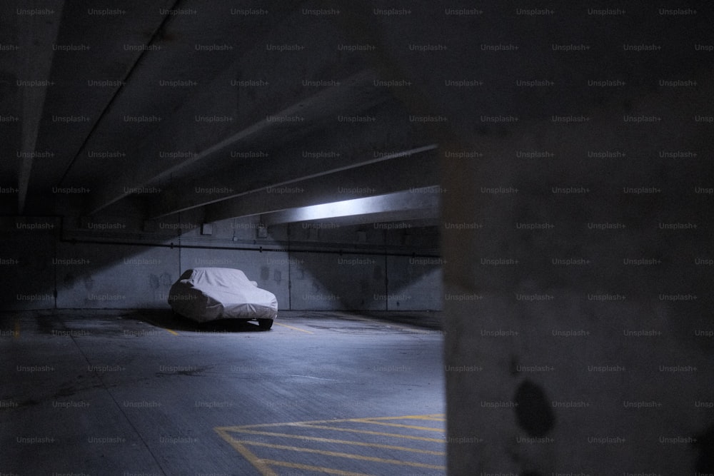 Un coche está aparcado en un garaje
