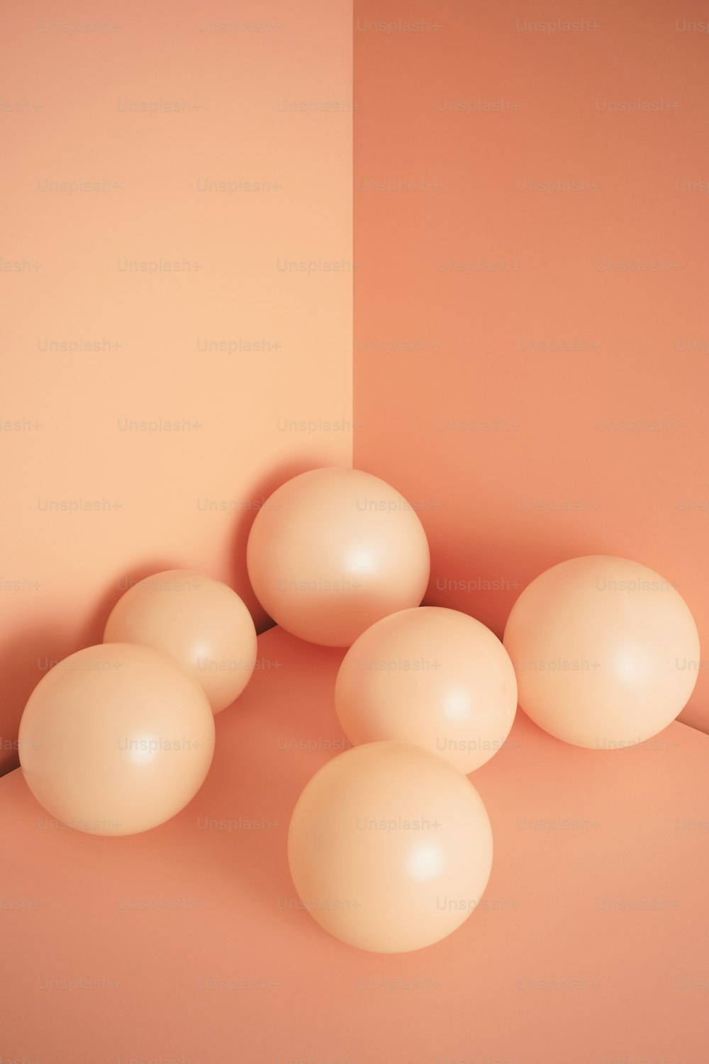 un grupo de bolas blancas sentadas en lo alto de un piso