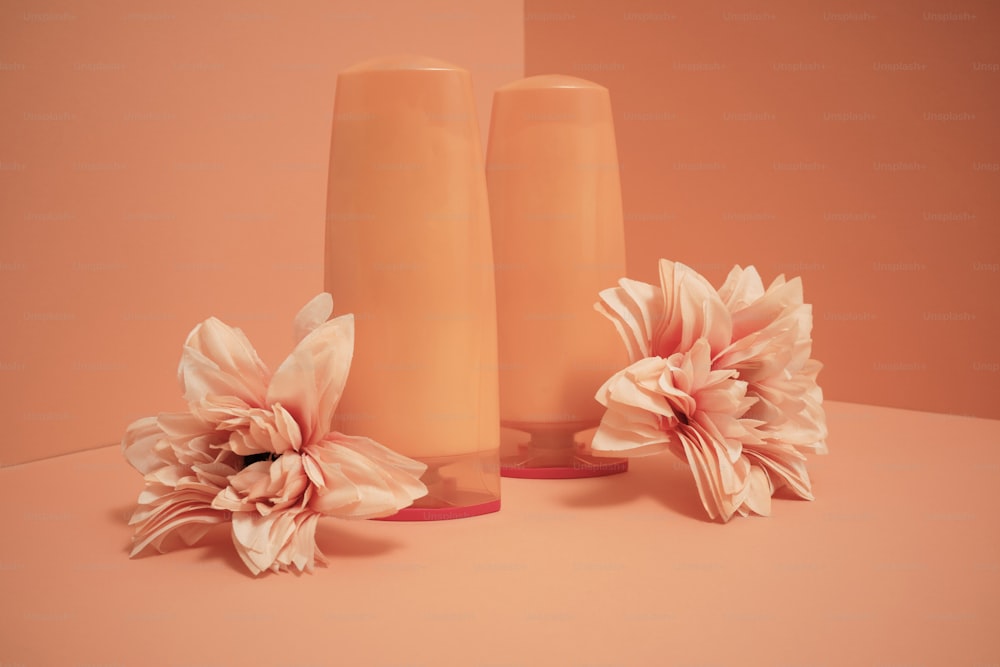 ein paar Vasen, die auf einem Tisch stehen