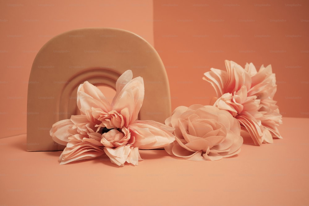 un grupo de flores rosas sentadas encima de una mesa