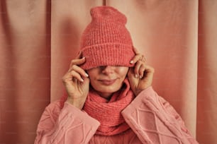 una mujer con sombrero rosa y bufanda