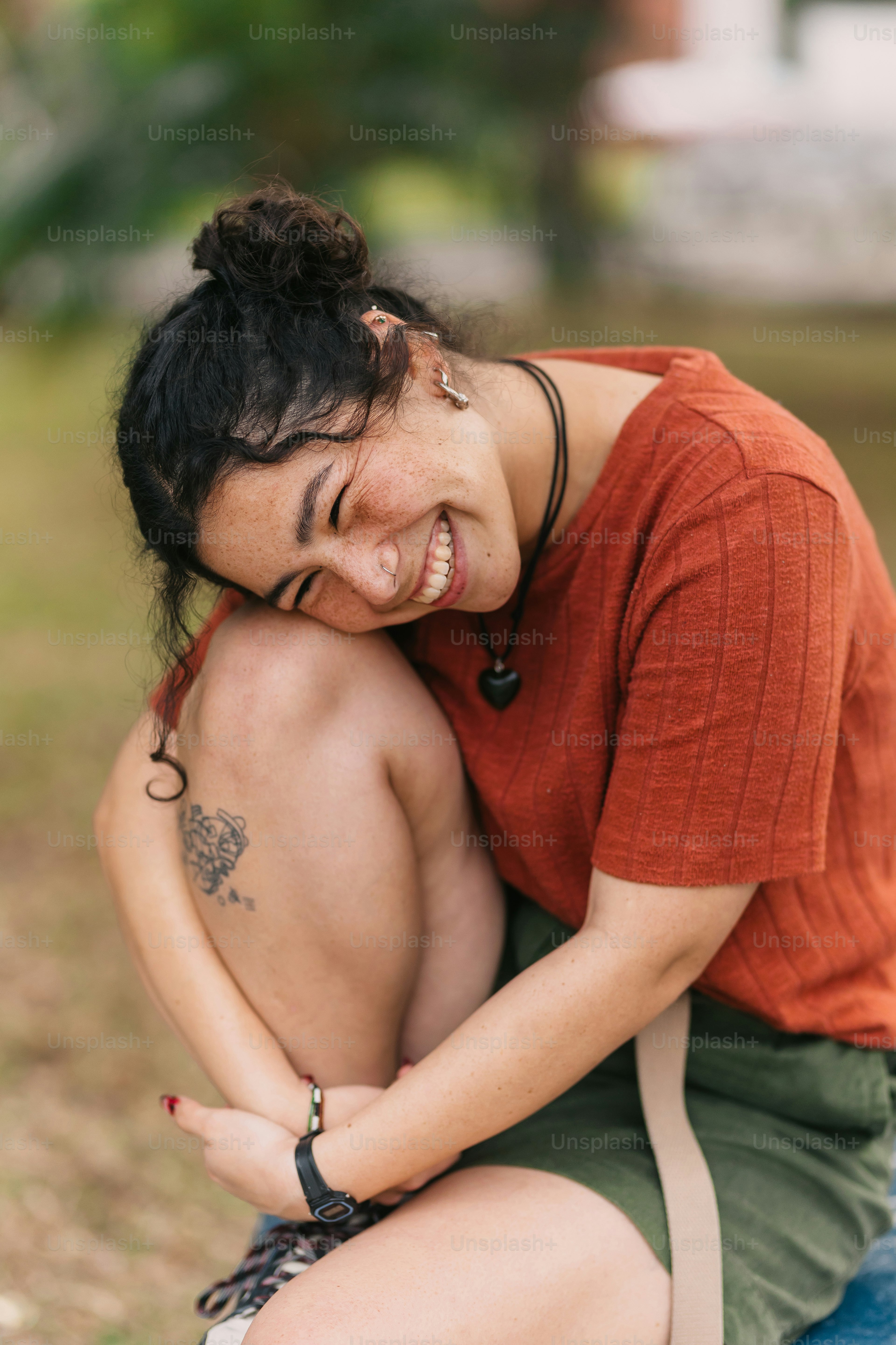 Una mujer sonriente sentada en un banco en un parque foto – Imagen de ...