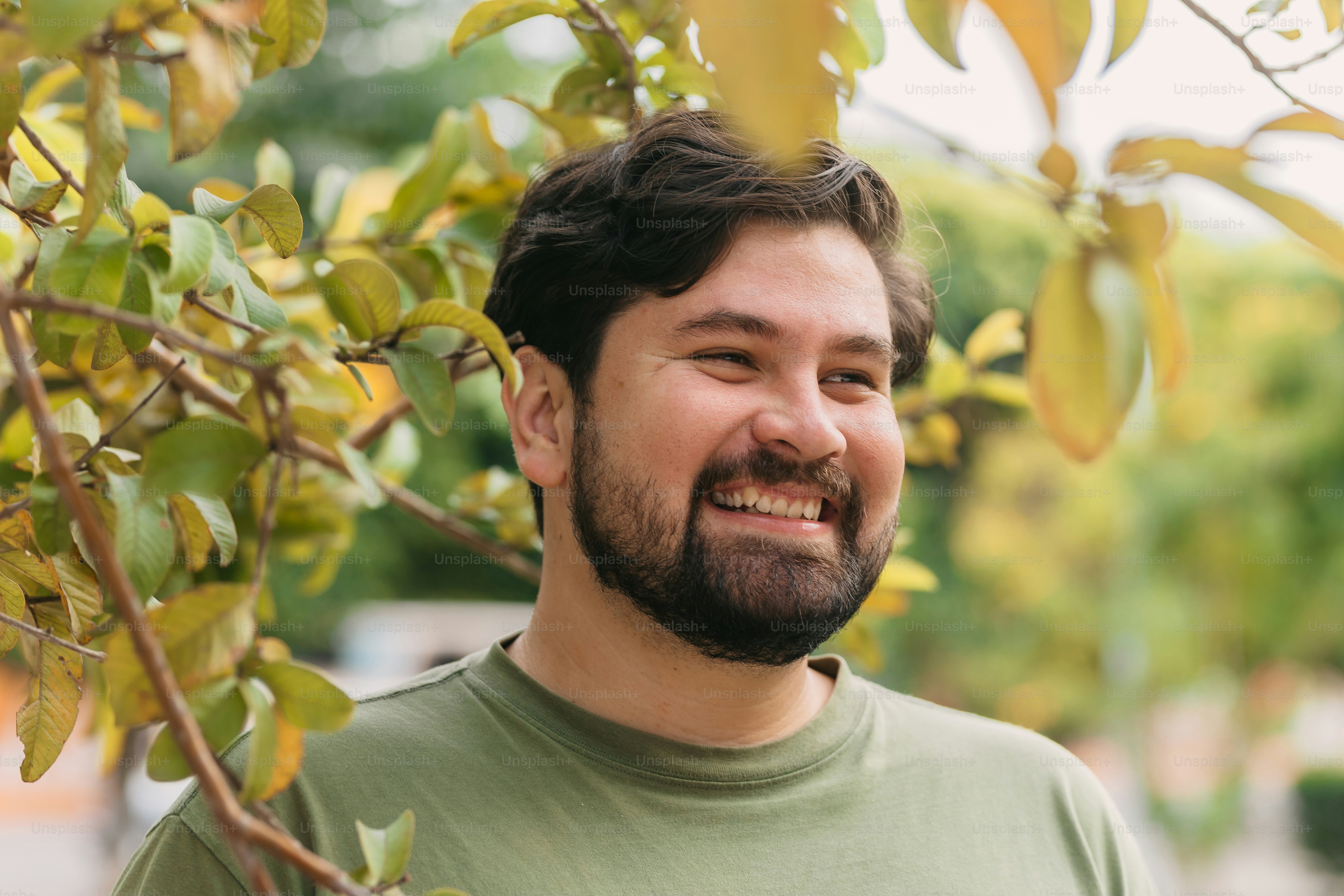 Un hombre con barba sonríe a la cámara