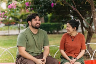 un homme et une femme assis sur un banc