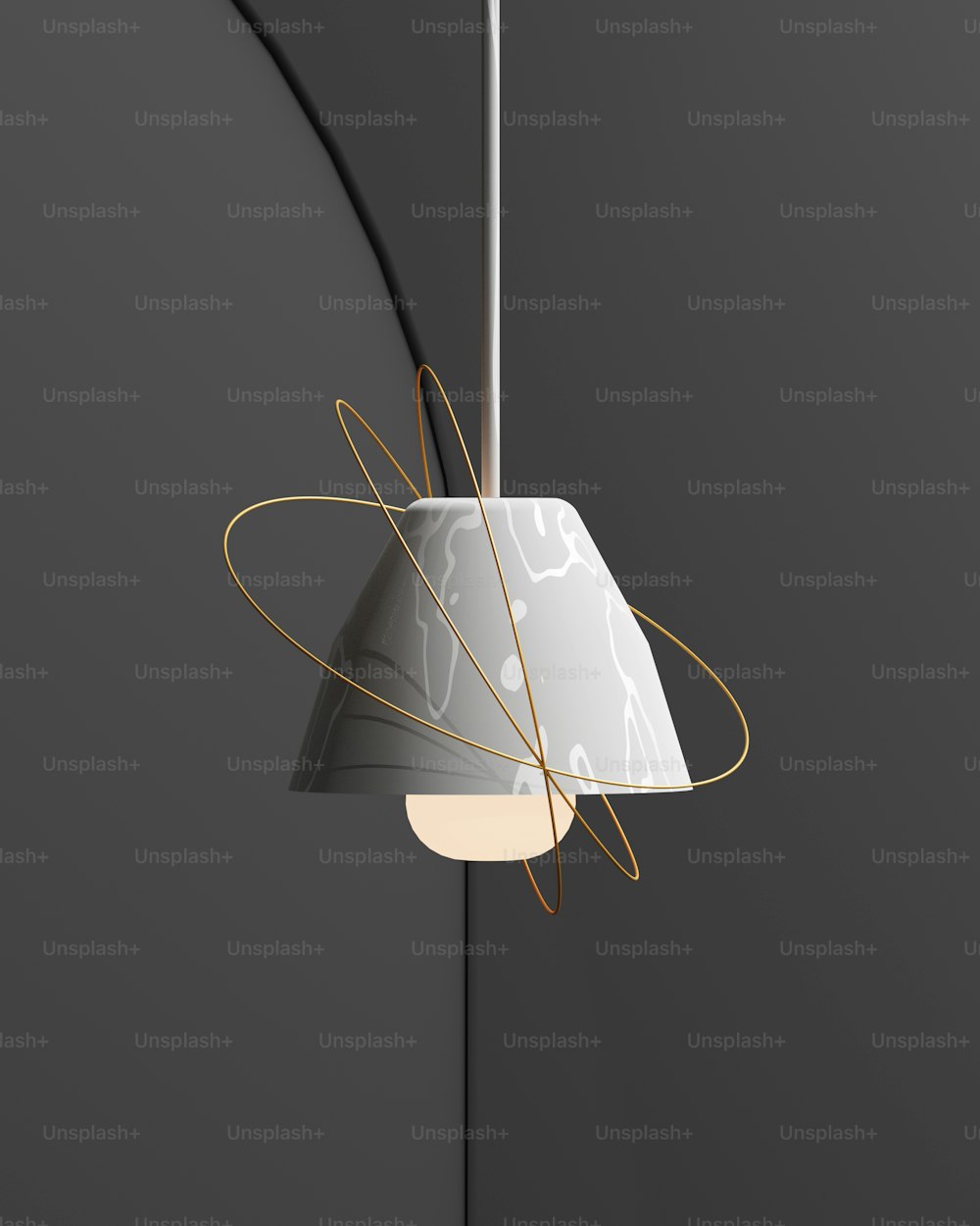 uma lâmpada branca pendurada em um poste de metal