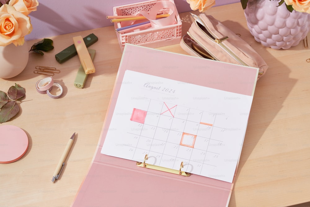 uma mesa com calendário, canetas e outros materiais de escritório