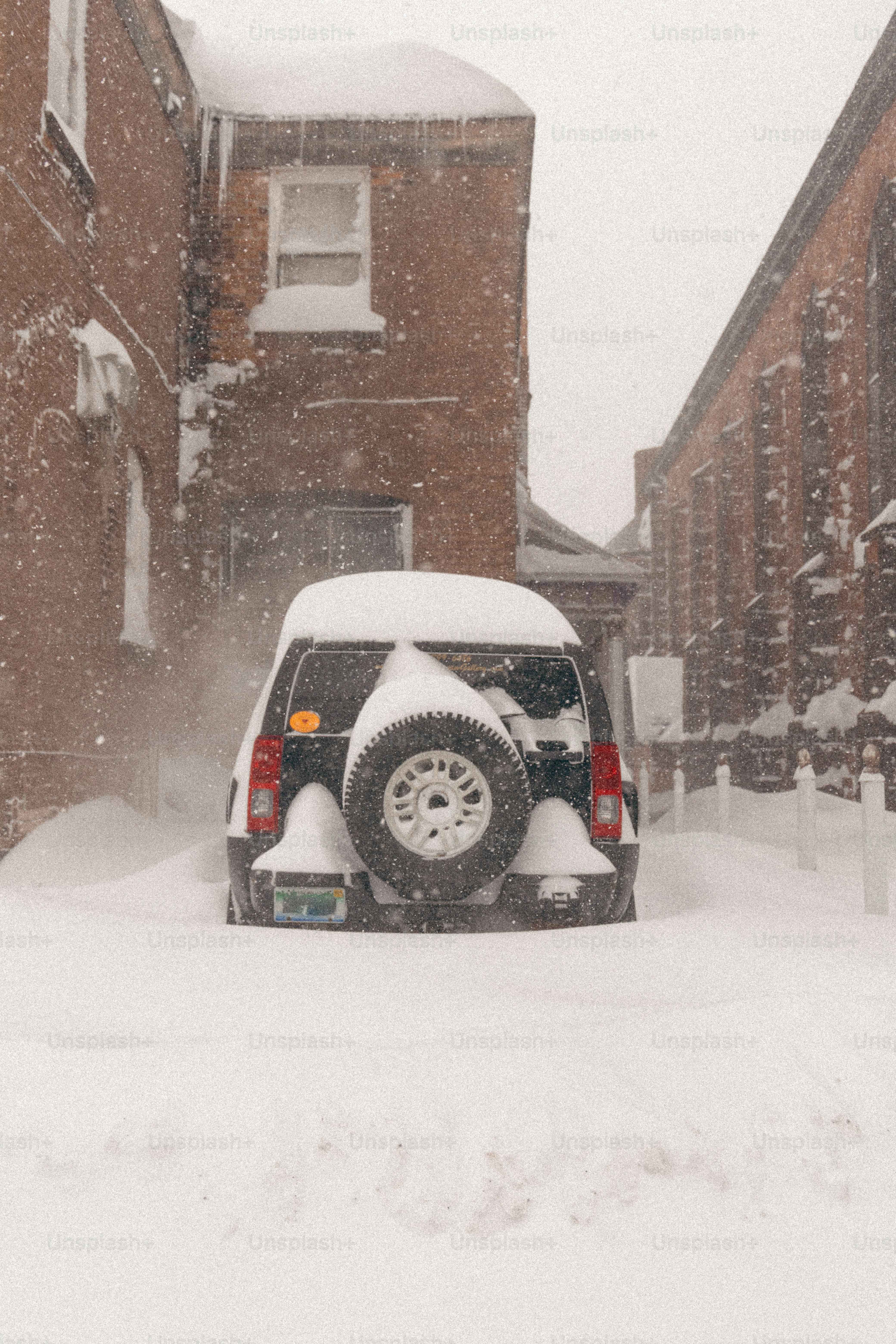 Ein Lastwagen parkt auf einer verschneiten Straße