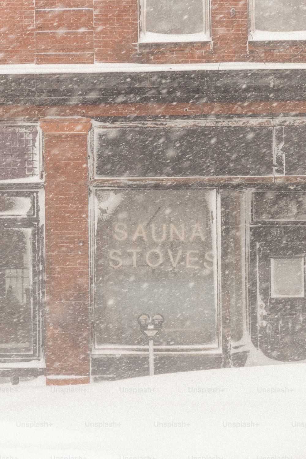 El escaparate de una tienda cubierto de nieve en un día nevado