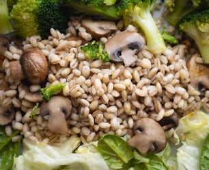 gros plan d’une assiette de nourriture avec du brocoli et des champignons