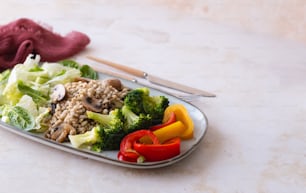 un piatto di cibo con broccoli, riso, peperoni e funghi