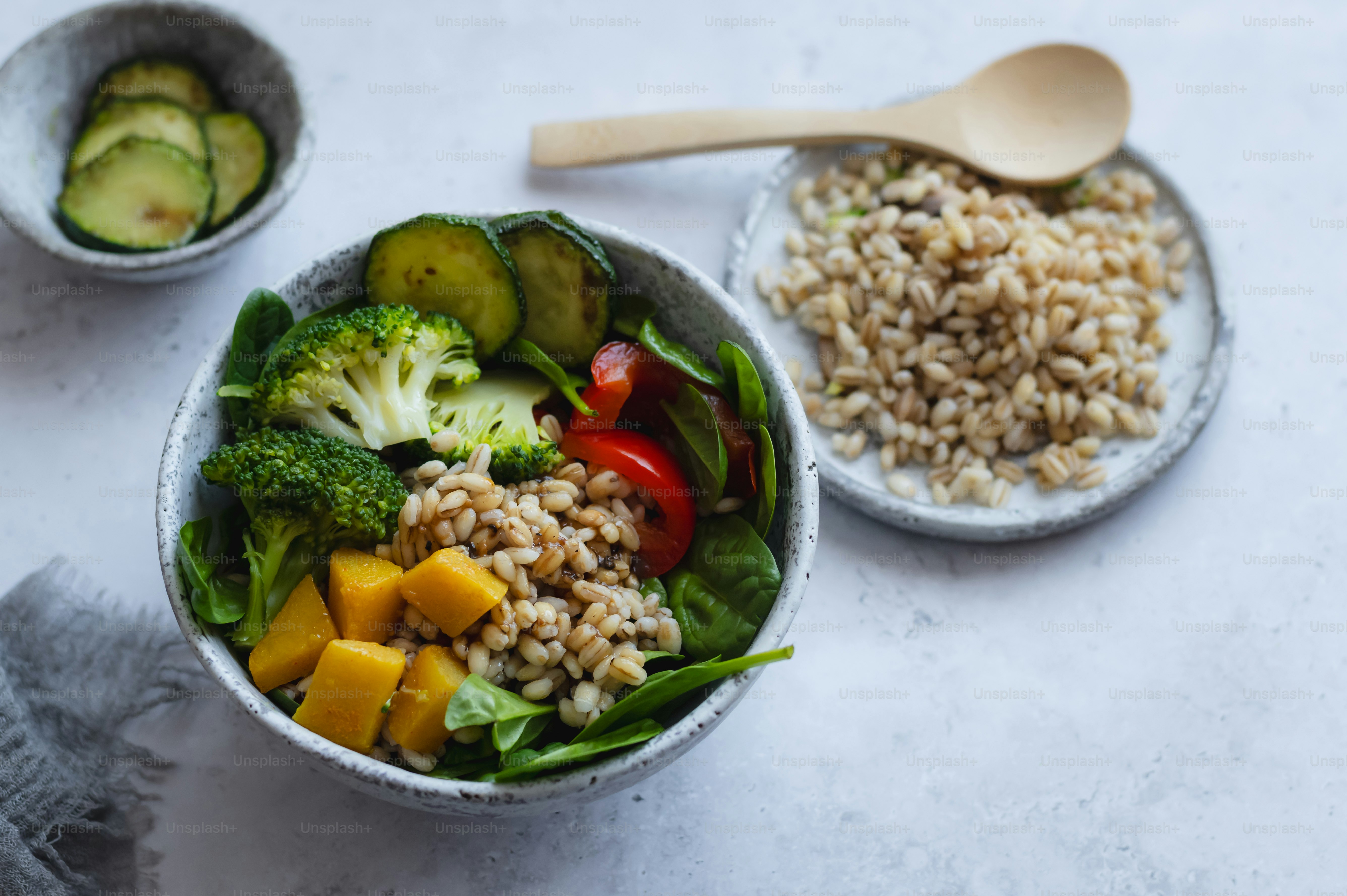 eine Schüssel gefüllt mit Reis, Brokkoli und anderem Gemüse