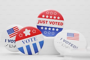 un gruppo di bottoni con la scritta vote