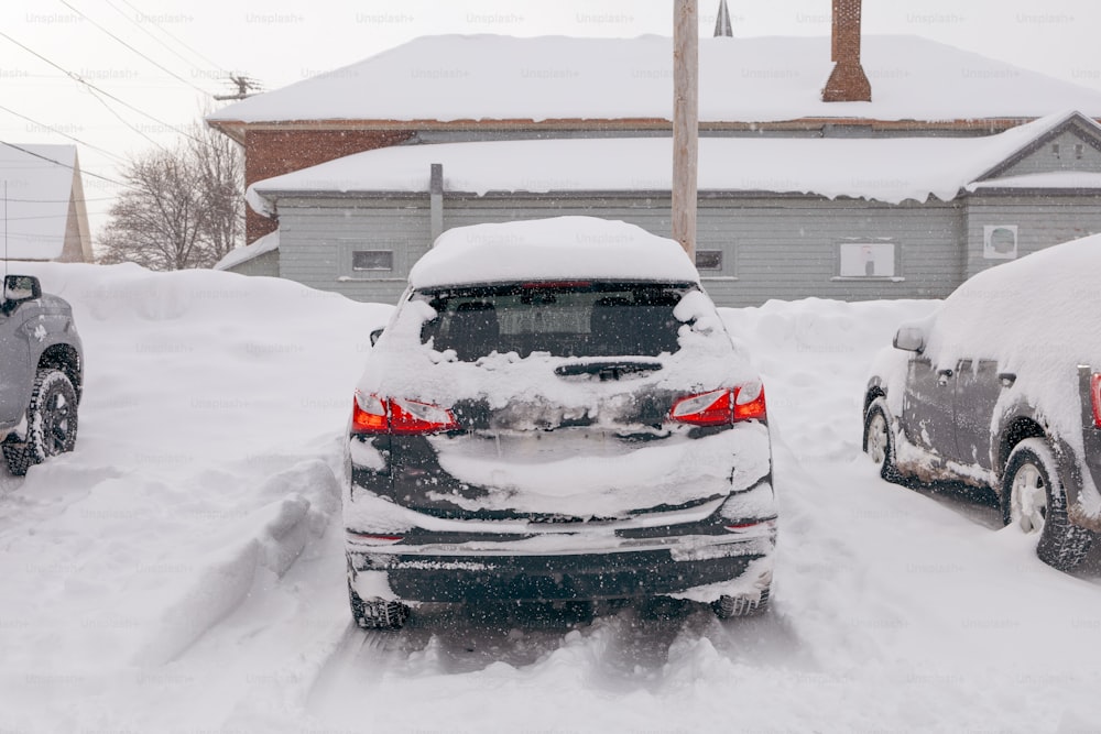 um par de carros que estão cobertos de neve