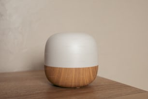 un oggetto bianco e di legno su un tavolo di legno
