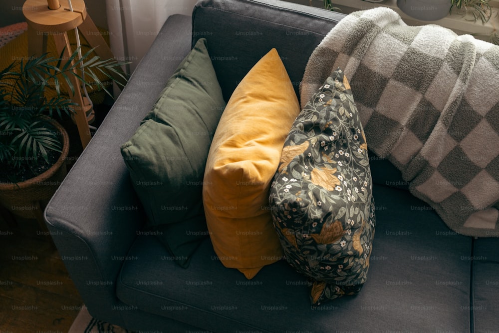 un divano con un mucchio di cuscini sopra