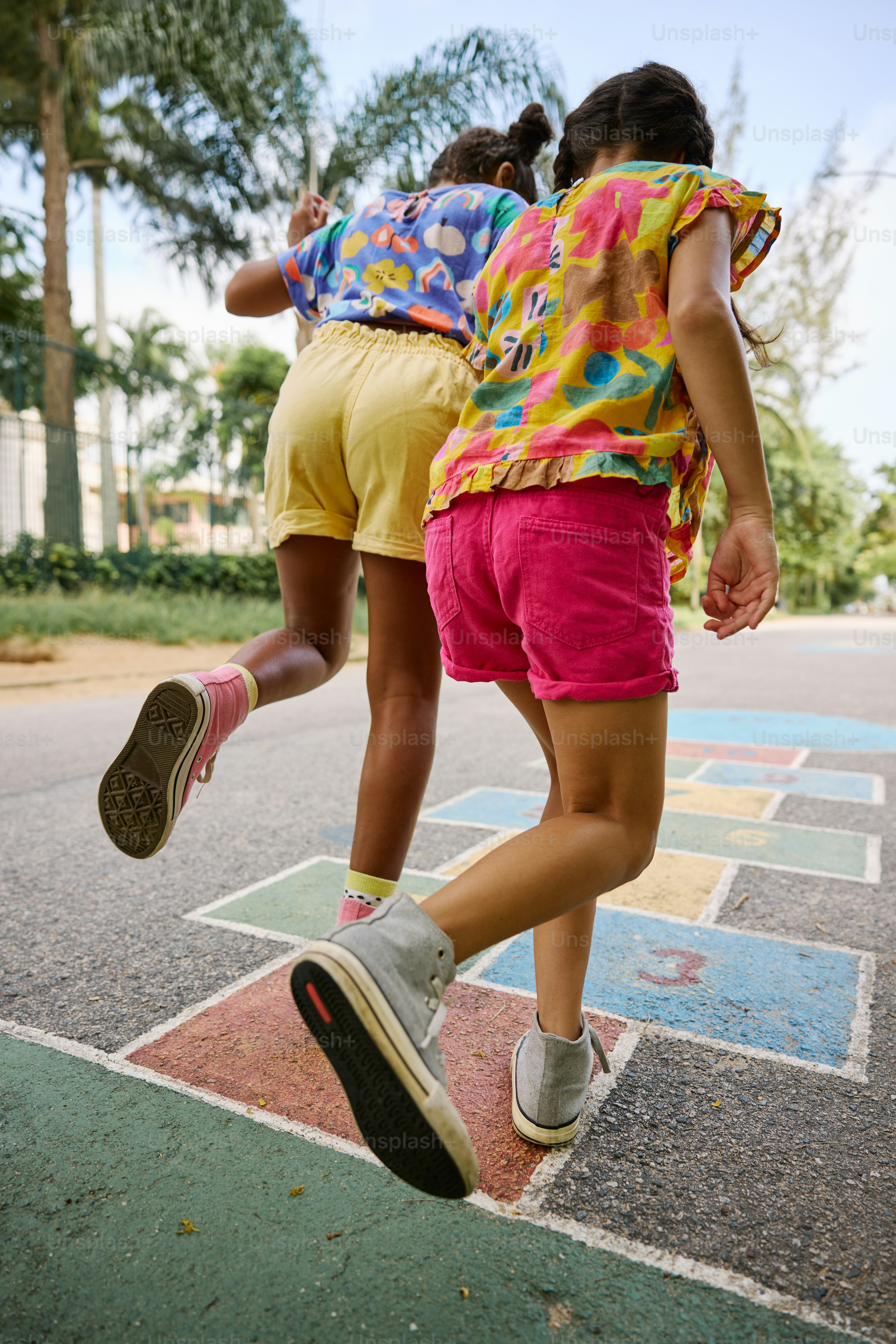 Dos niñas juegan con un frisbee