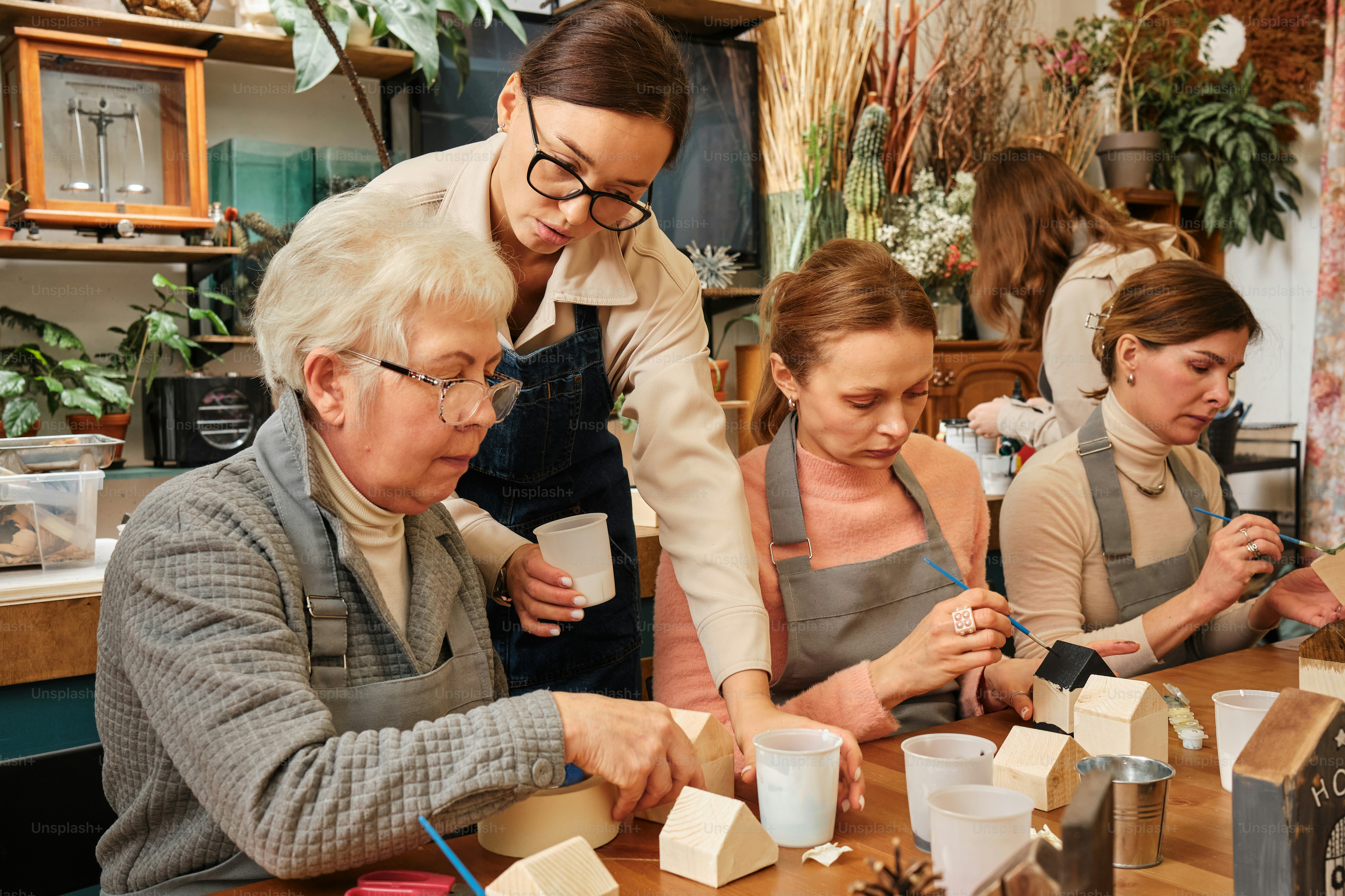 eine Gruppe von Frauen, die um einen Holztisch herum stehen