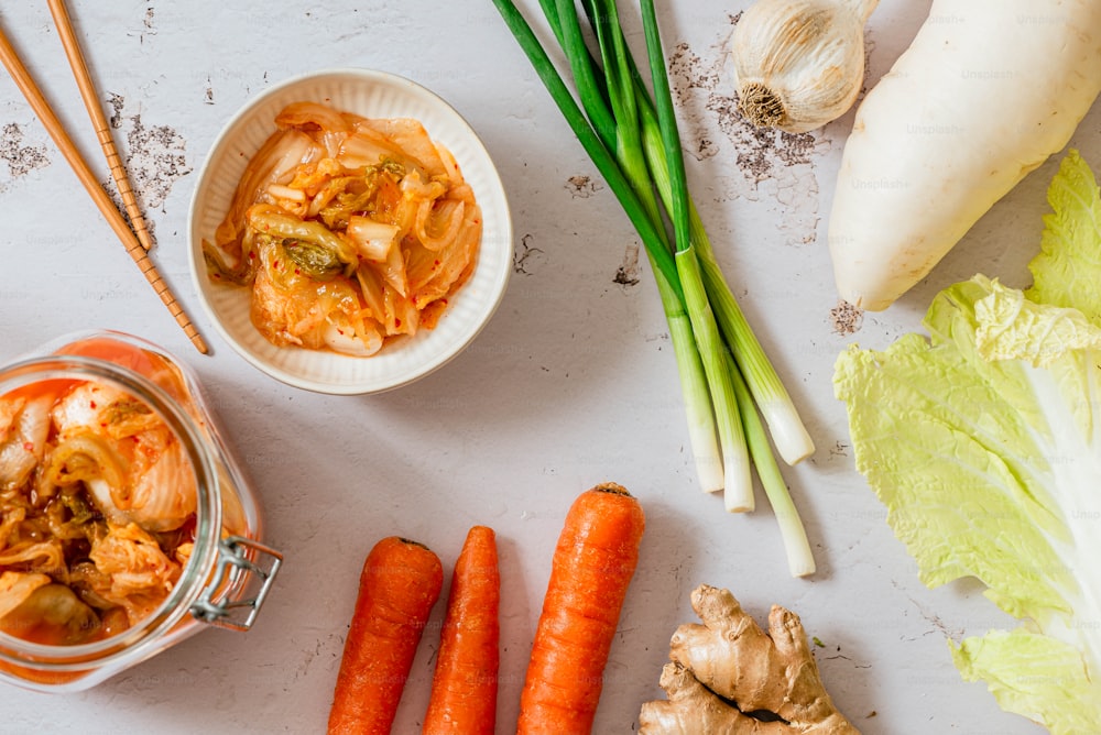 zanahorias, apio, ajo y otras verduras en una mesa