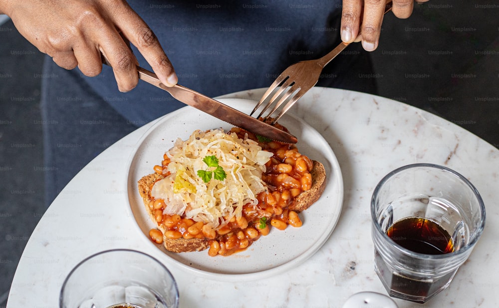 une assiette de nourriture avec une fourchette et un couteau sur une table