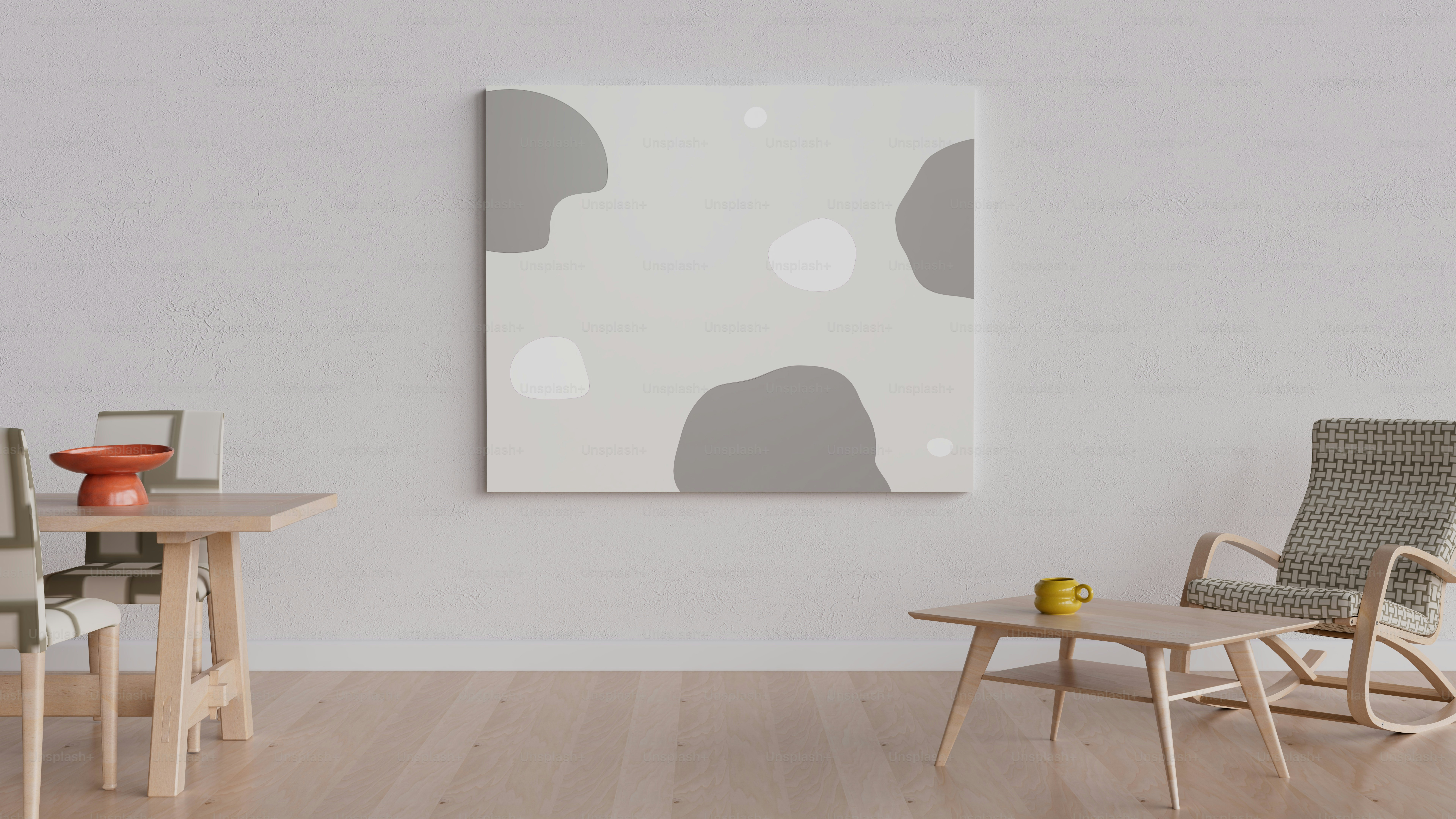 une chaise et une table dans une pièce avec une peinture sur le mur