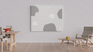 une chaise et une table dans une pièce avec une peinture sur le mur