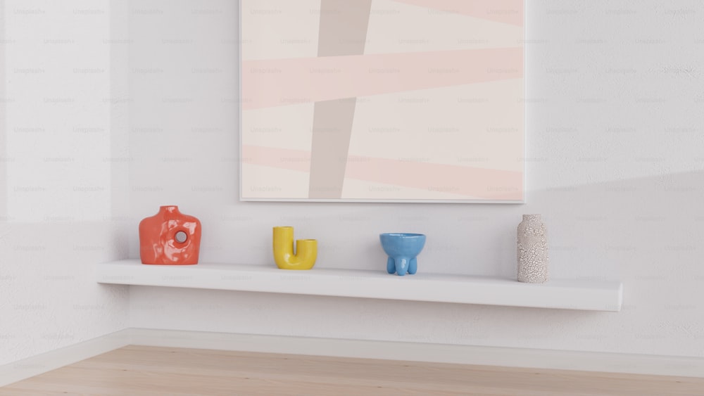 ein Regal mit drei Vasen und einem Gemälde an der Wand