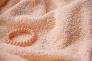 un telefono rosa appoggiato sopra una coperta