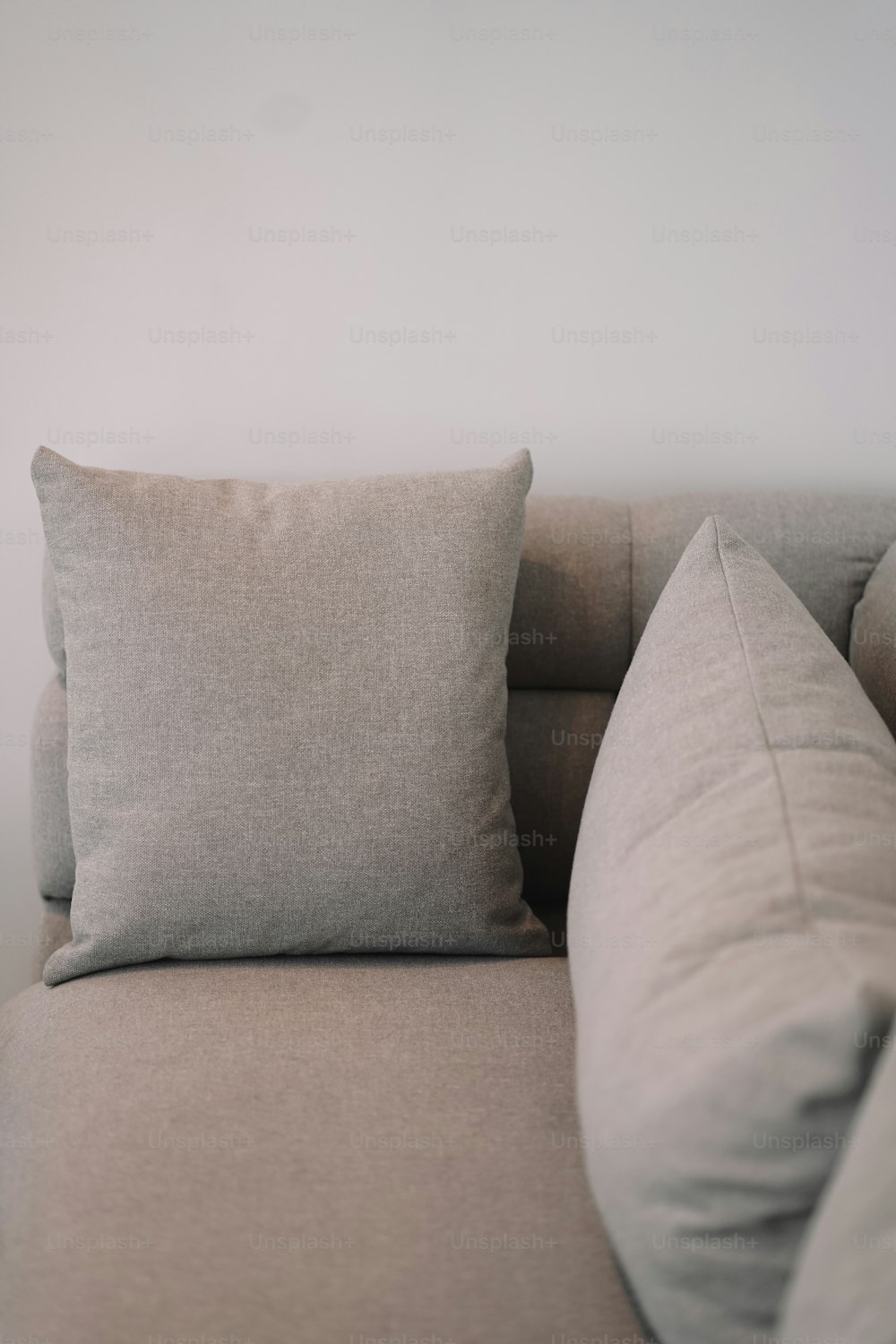 Un primer plano de un sofá con una almohada
