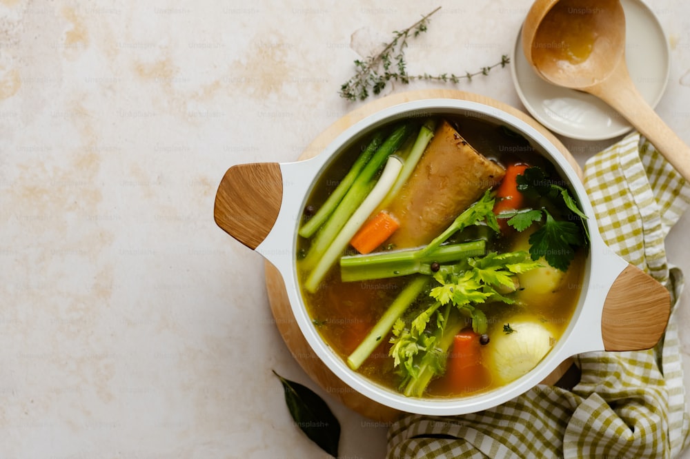eine Schüssel Suppe mit Brokkoli, Karotten, Sellerie und