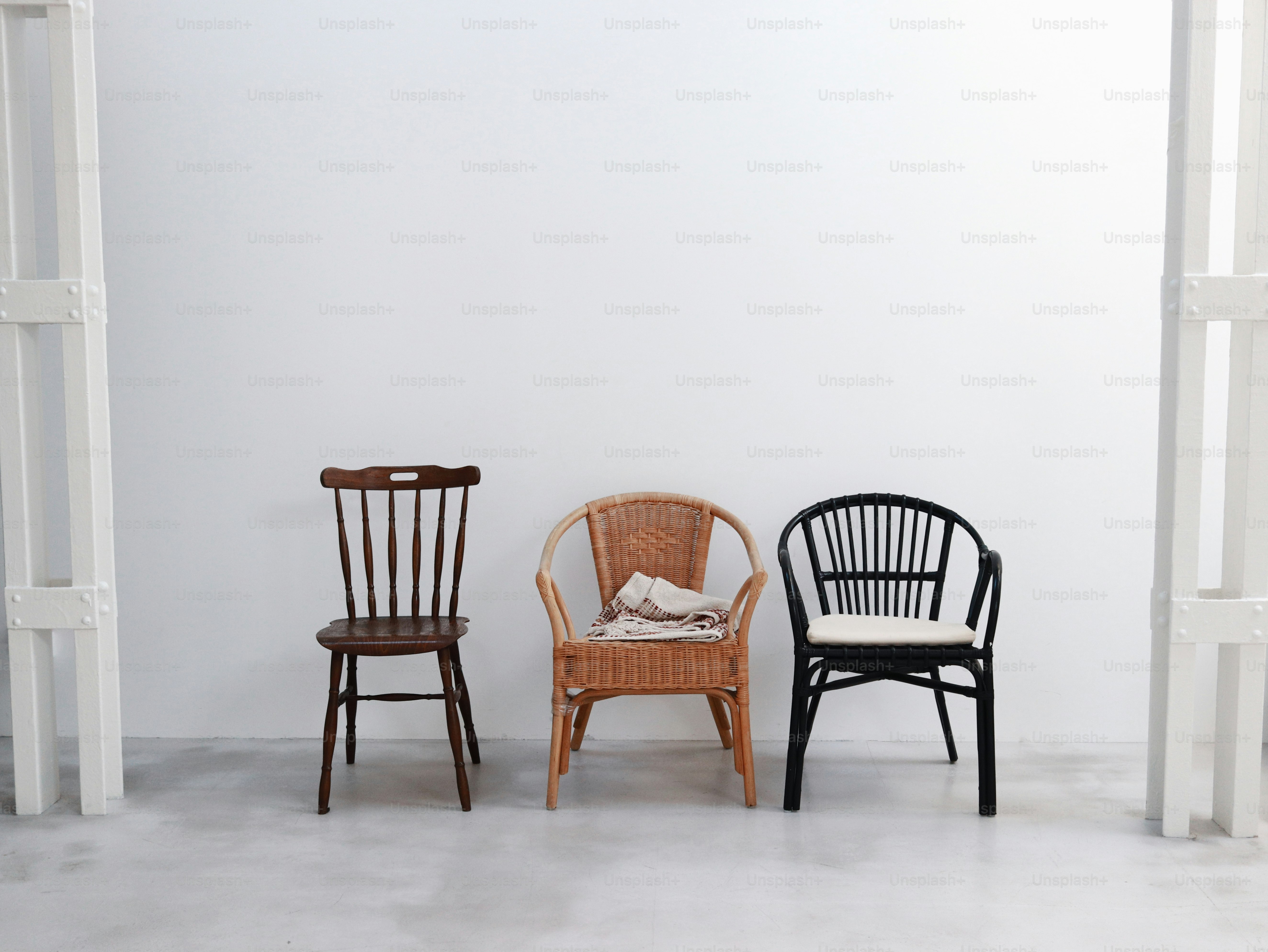 ein paar Stühle sitzen nebeneinander