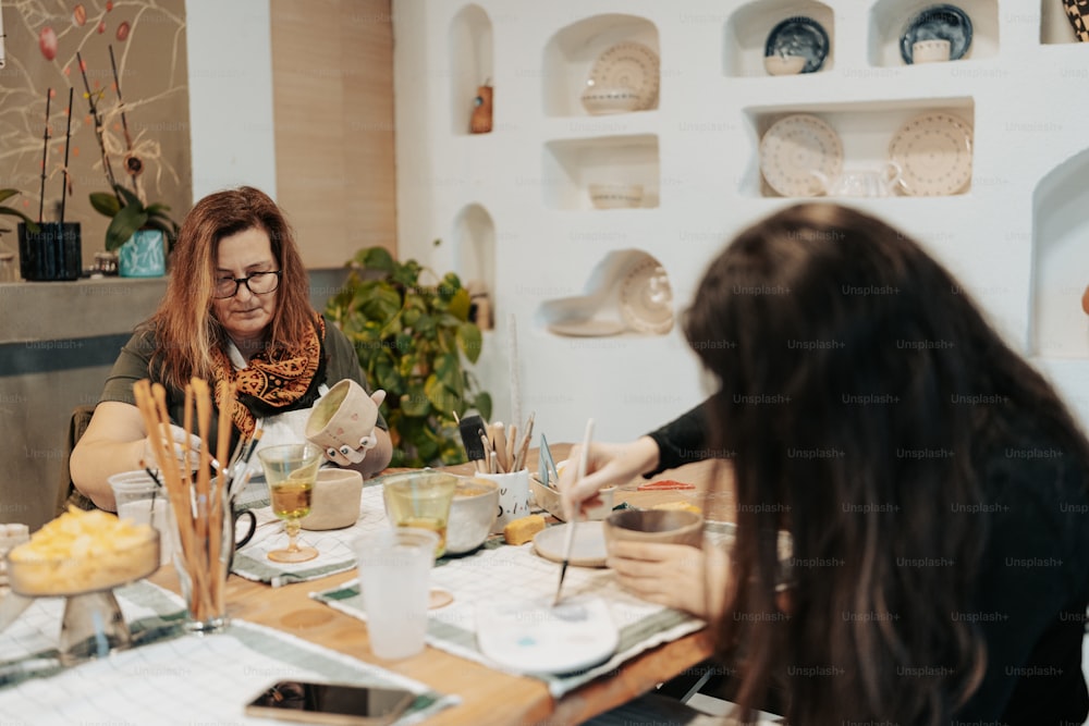 Un grupo de personas sentadas alrededor de una mesa