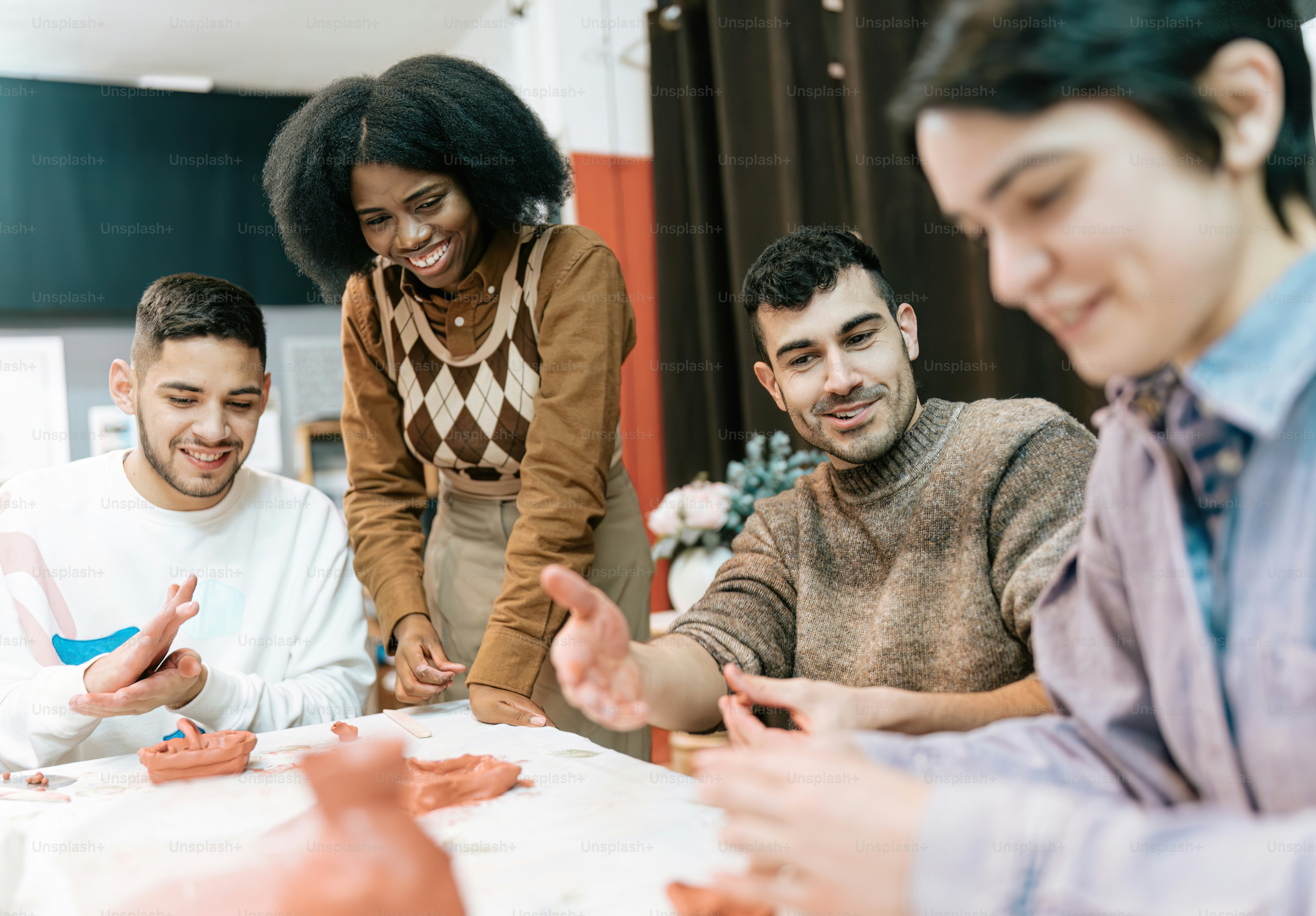 un groupe de personnes debout autour d’une table