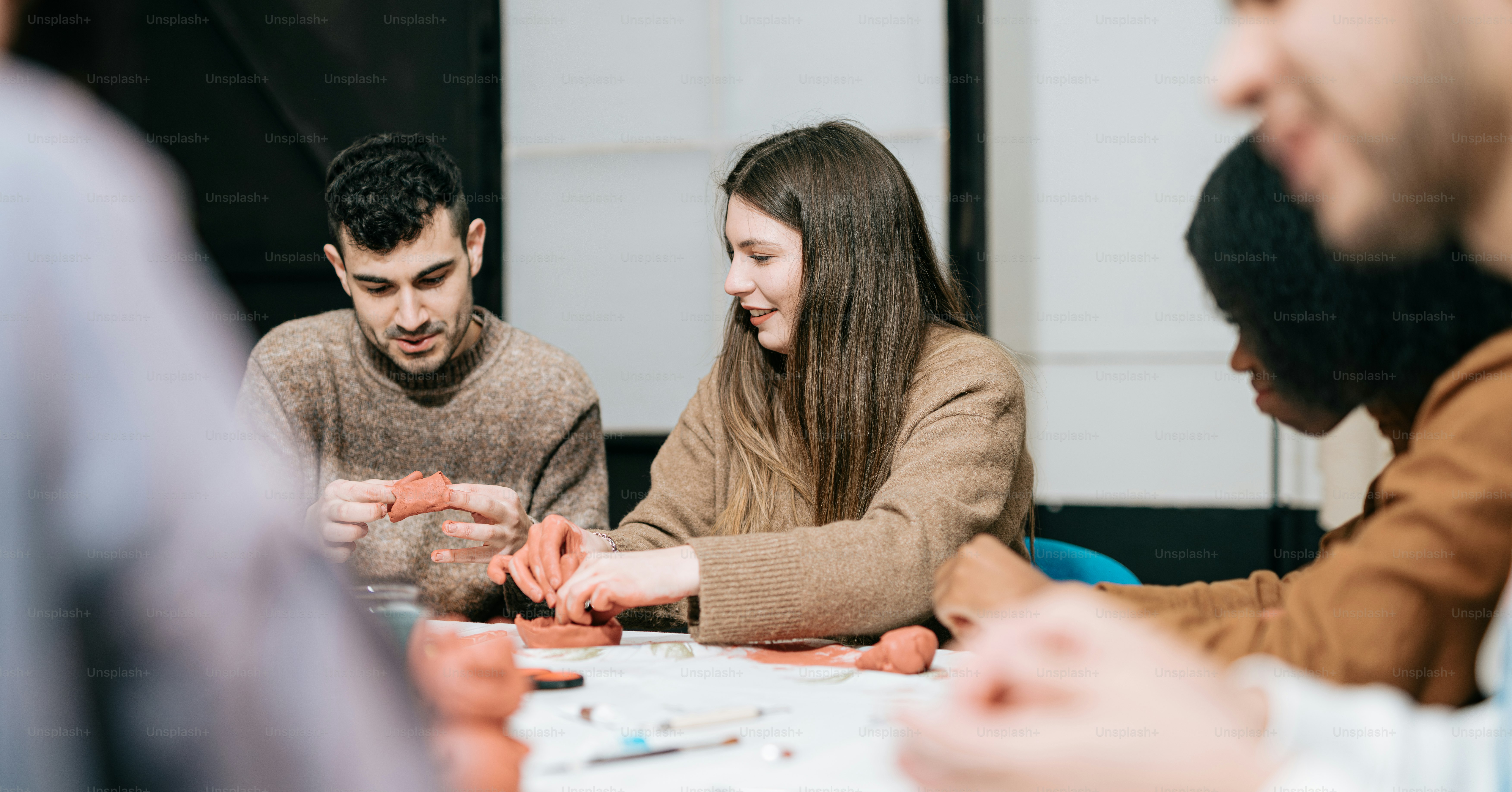 un groupe de personnes assises autour d’une table ensemble