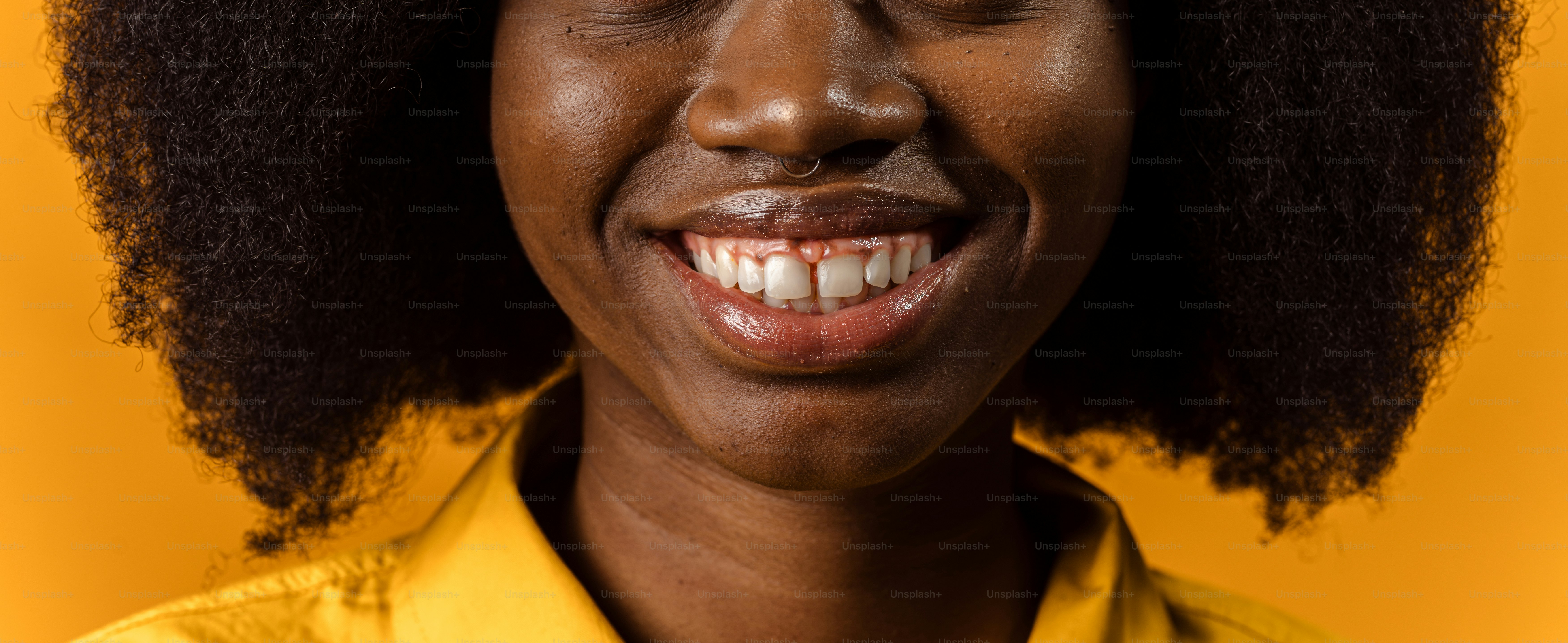 un primo piano di una persona che indossa una maglietta gialla