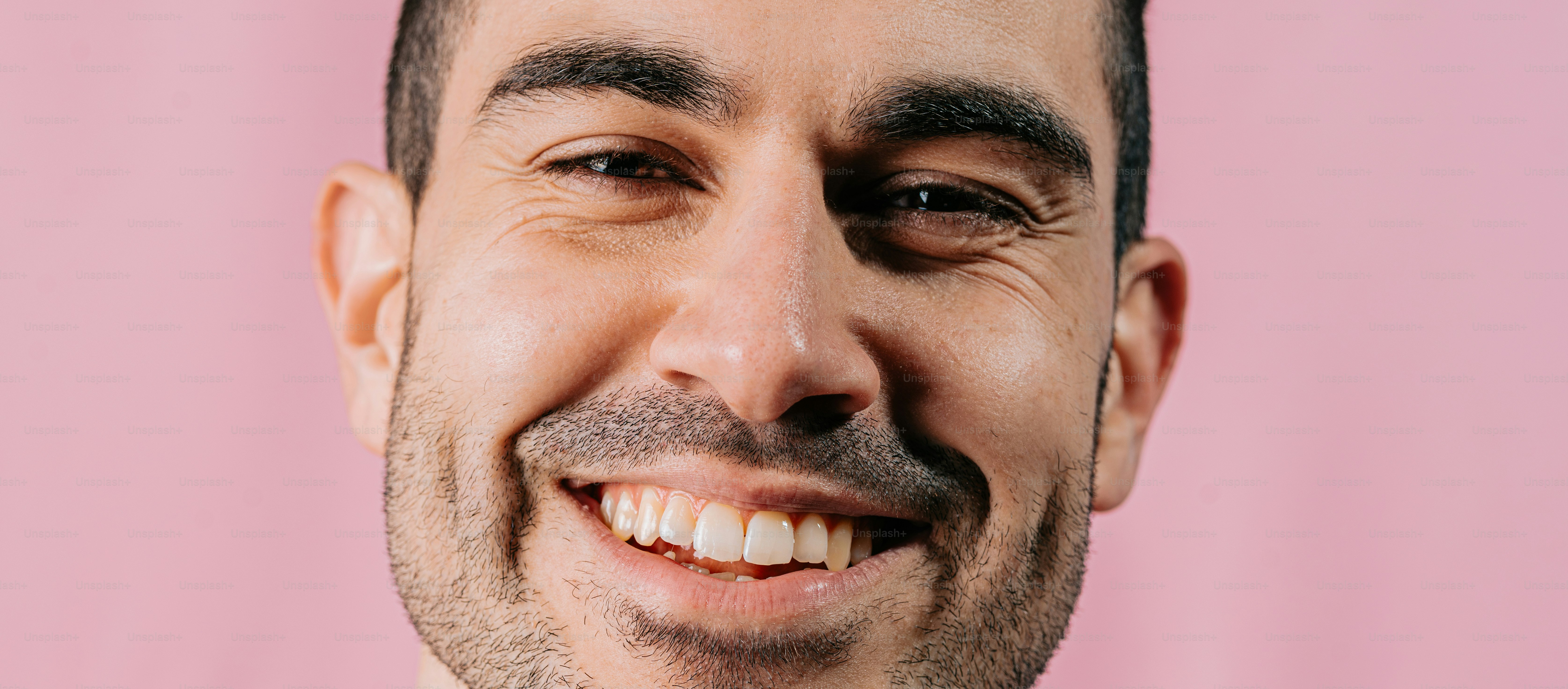 gros plan d’un homme avec une brosse à dents dans la bouche