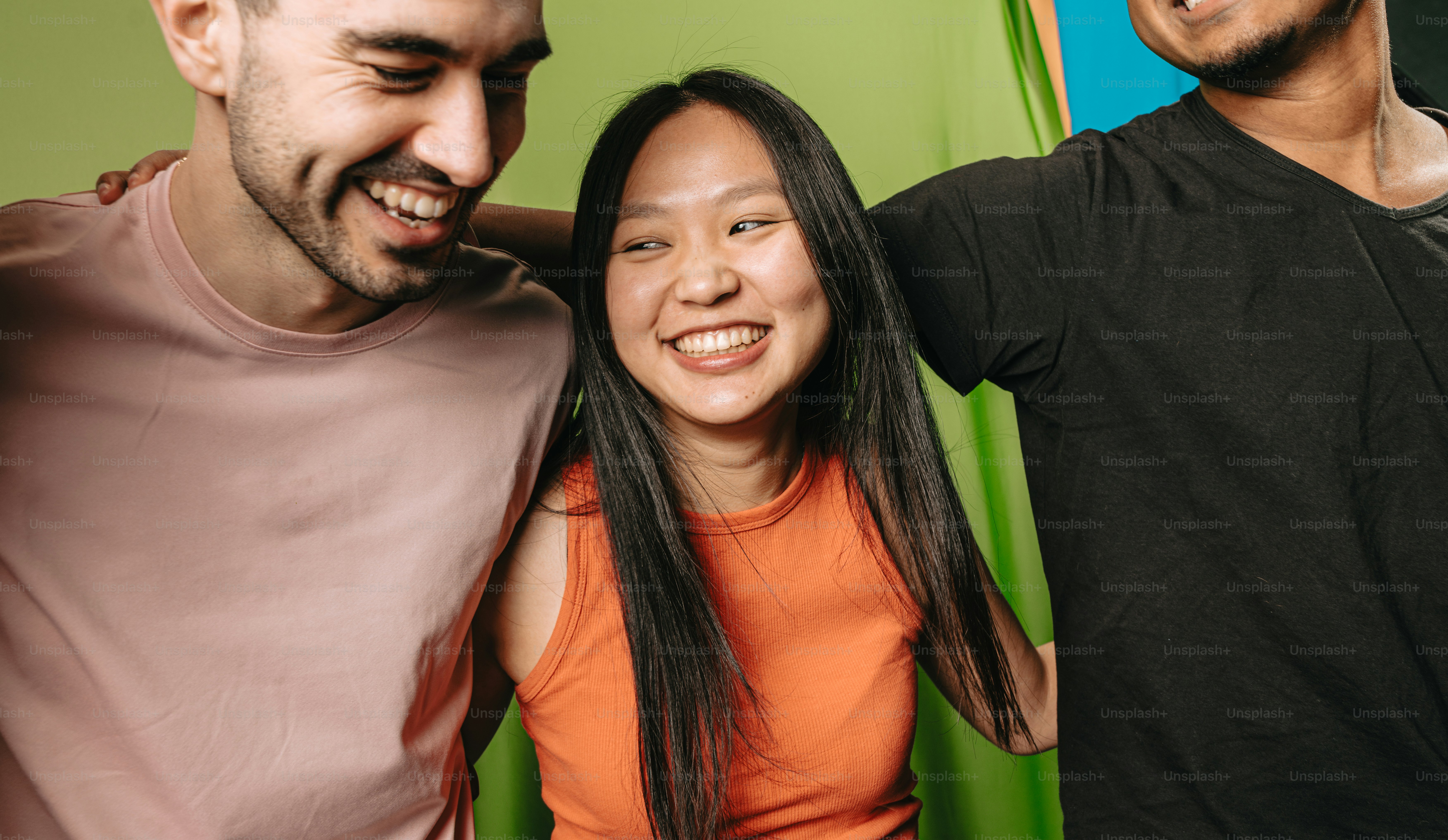 un gruppo di tre persone in piedi l'una accanto all'altra