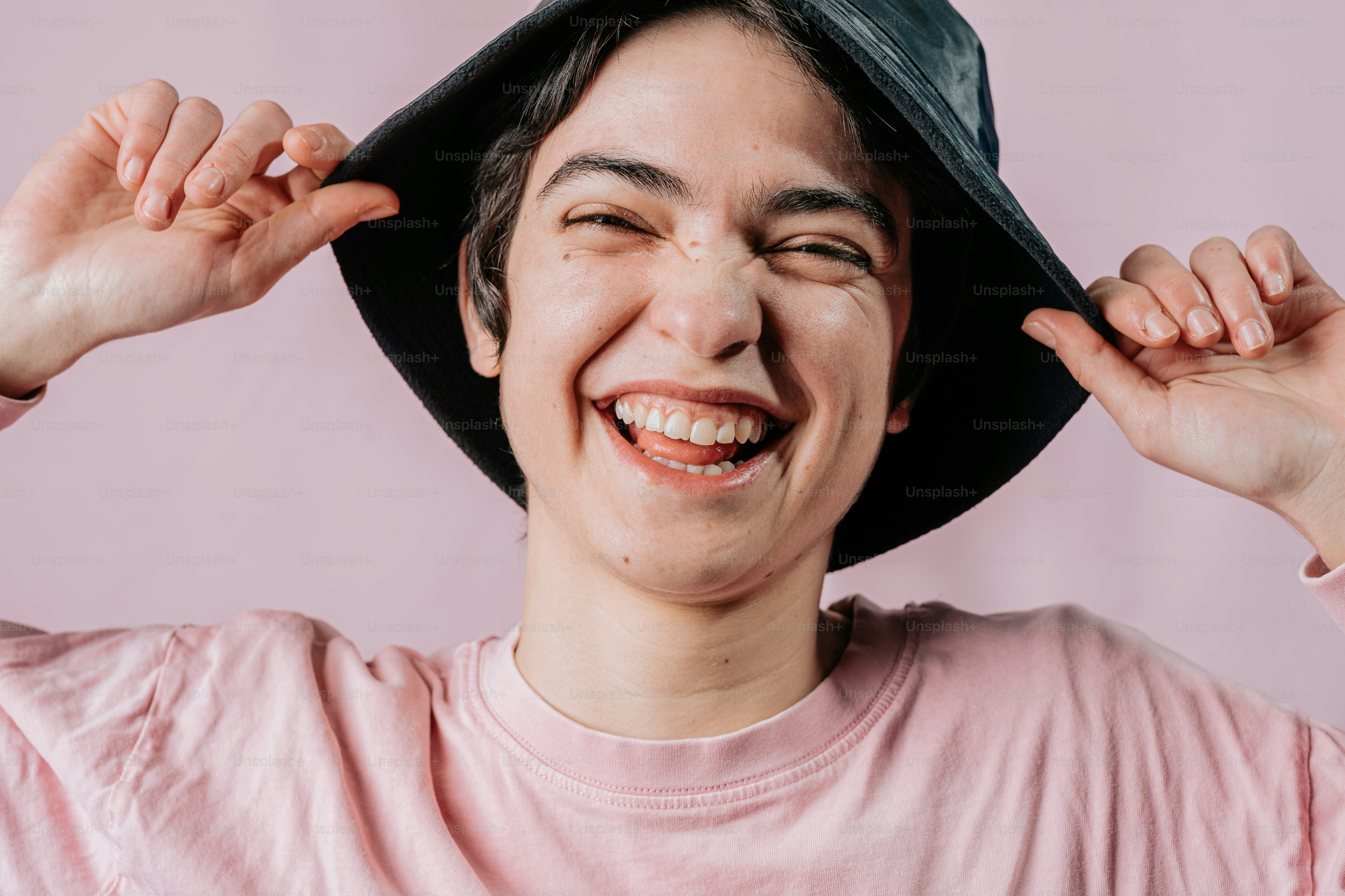 una persona con un cappello in testa