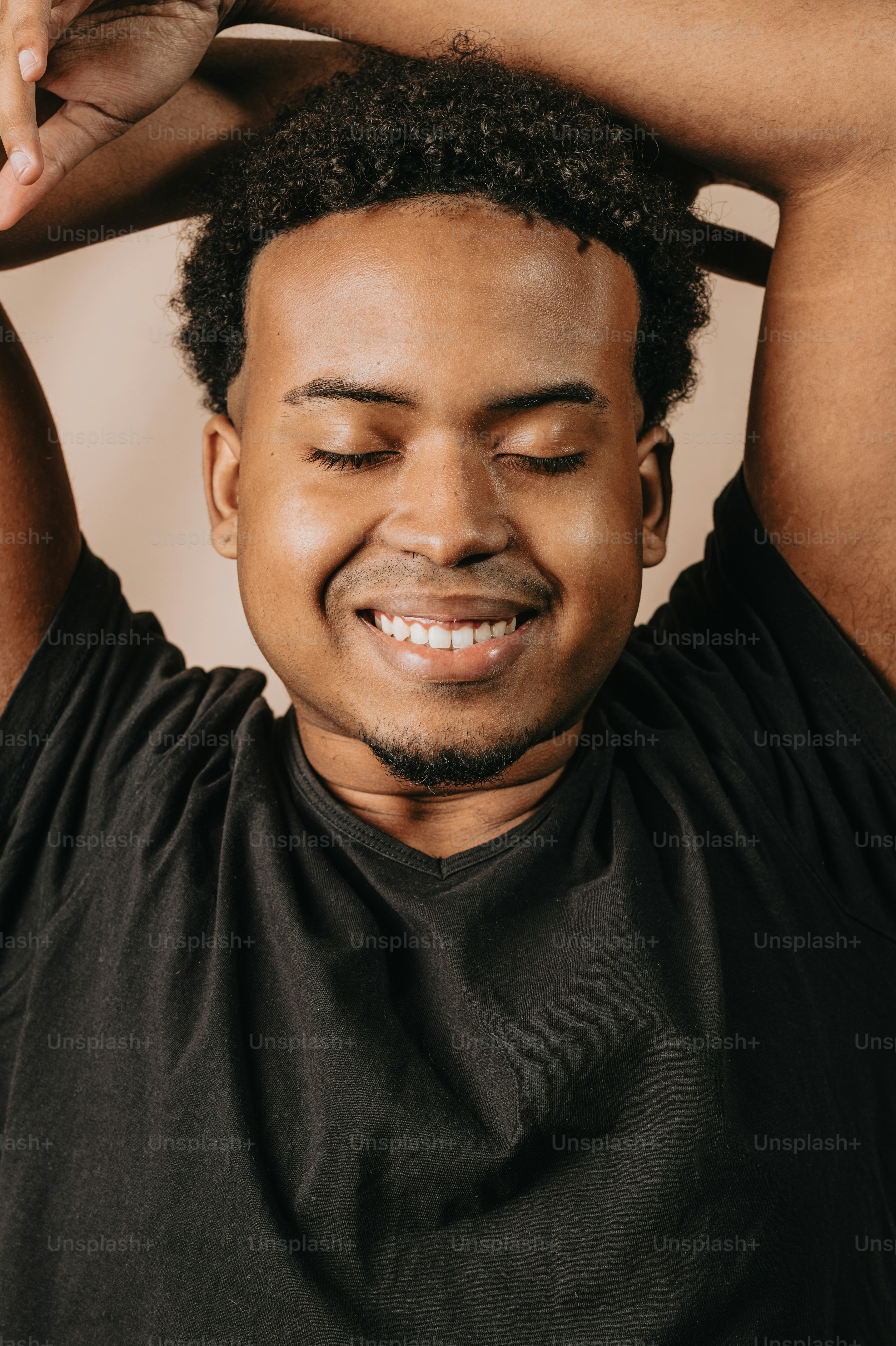 ein Mann mit den Händen auf dem Kopf