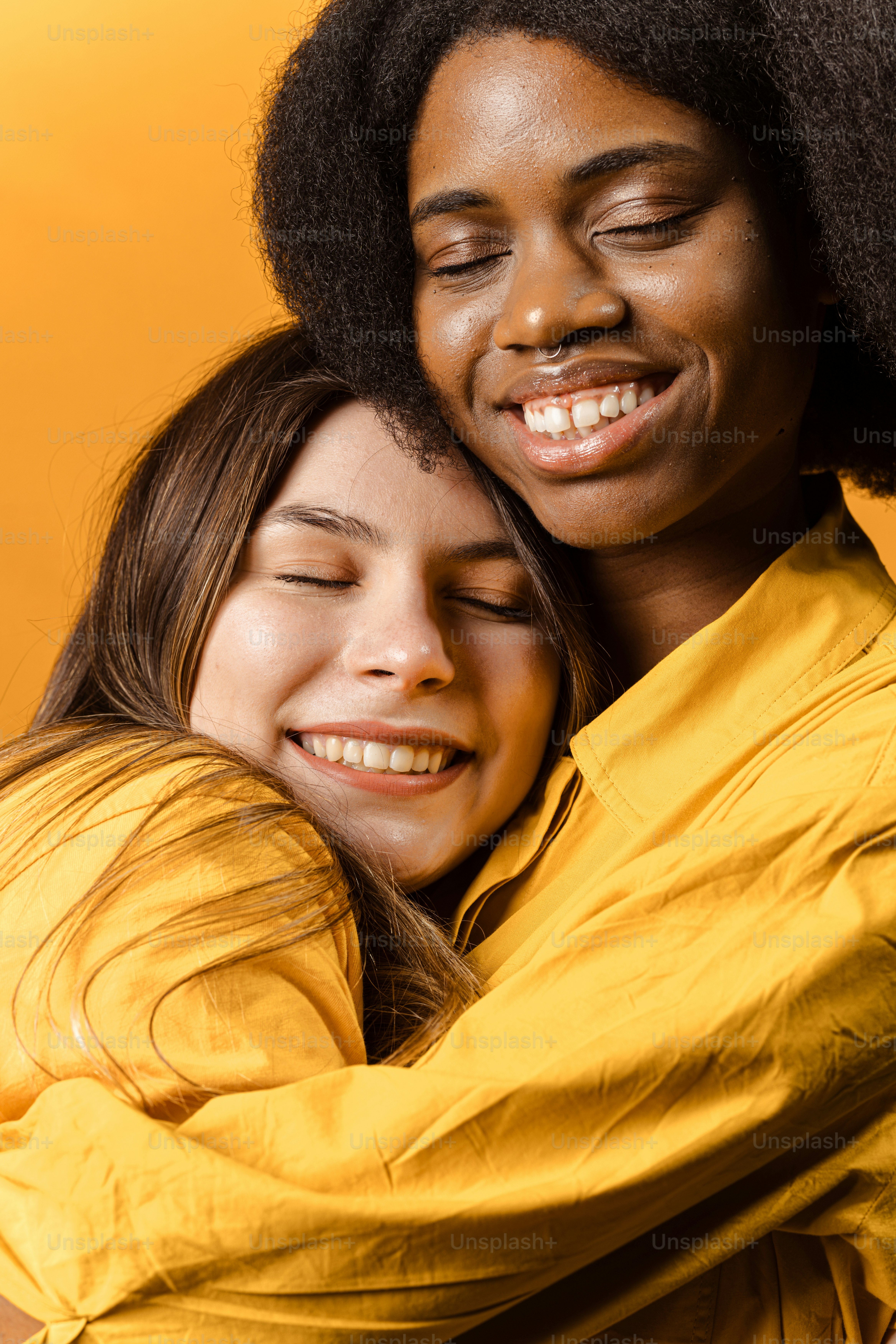 una donna che abbraccia un'altra donna con gli occhi chiusi