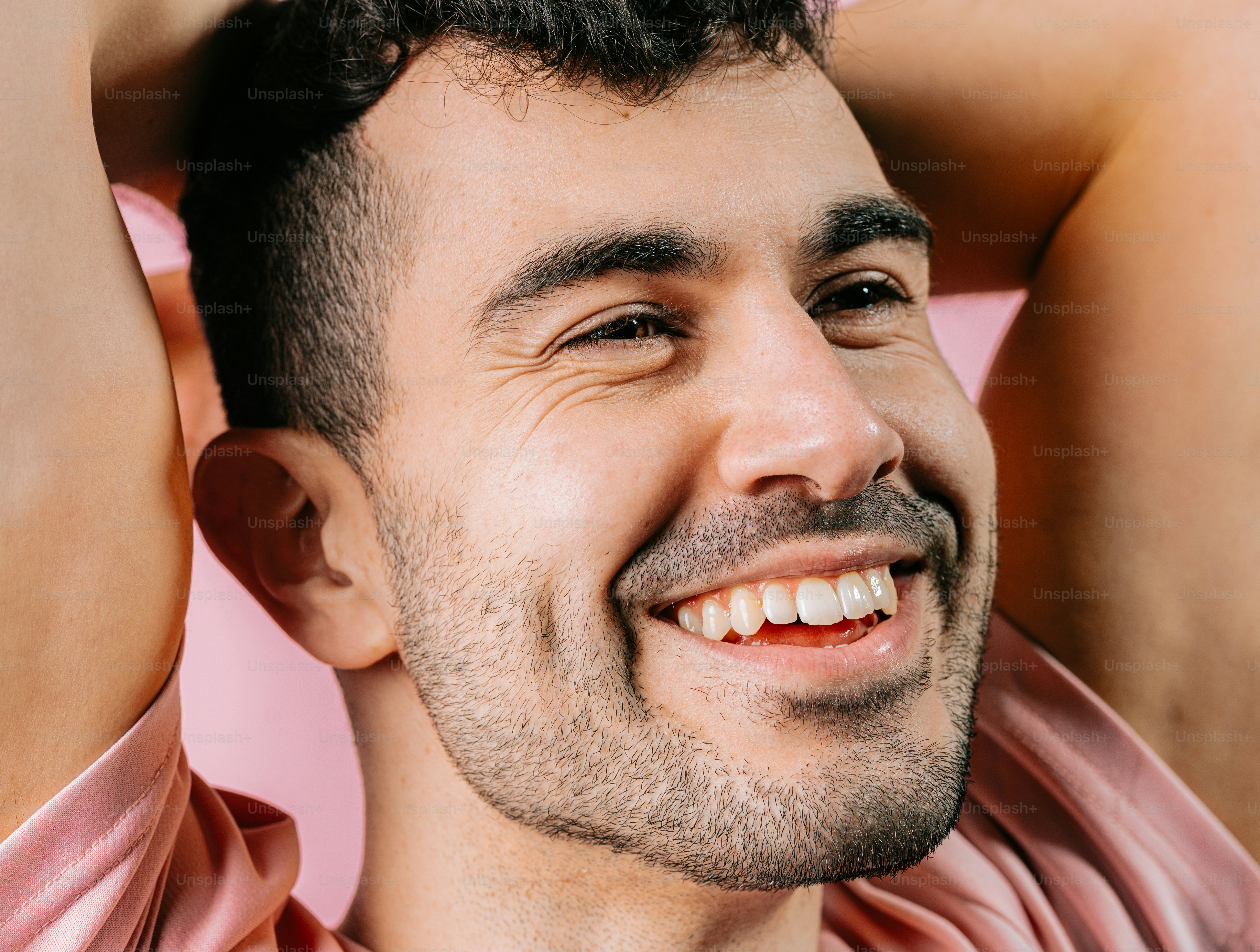 un uomo con il sorriso sulle labbra