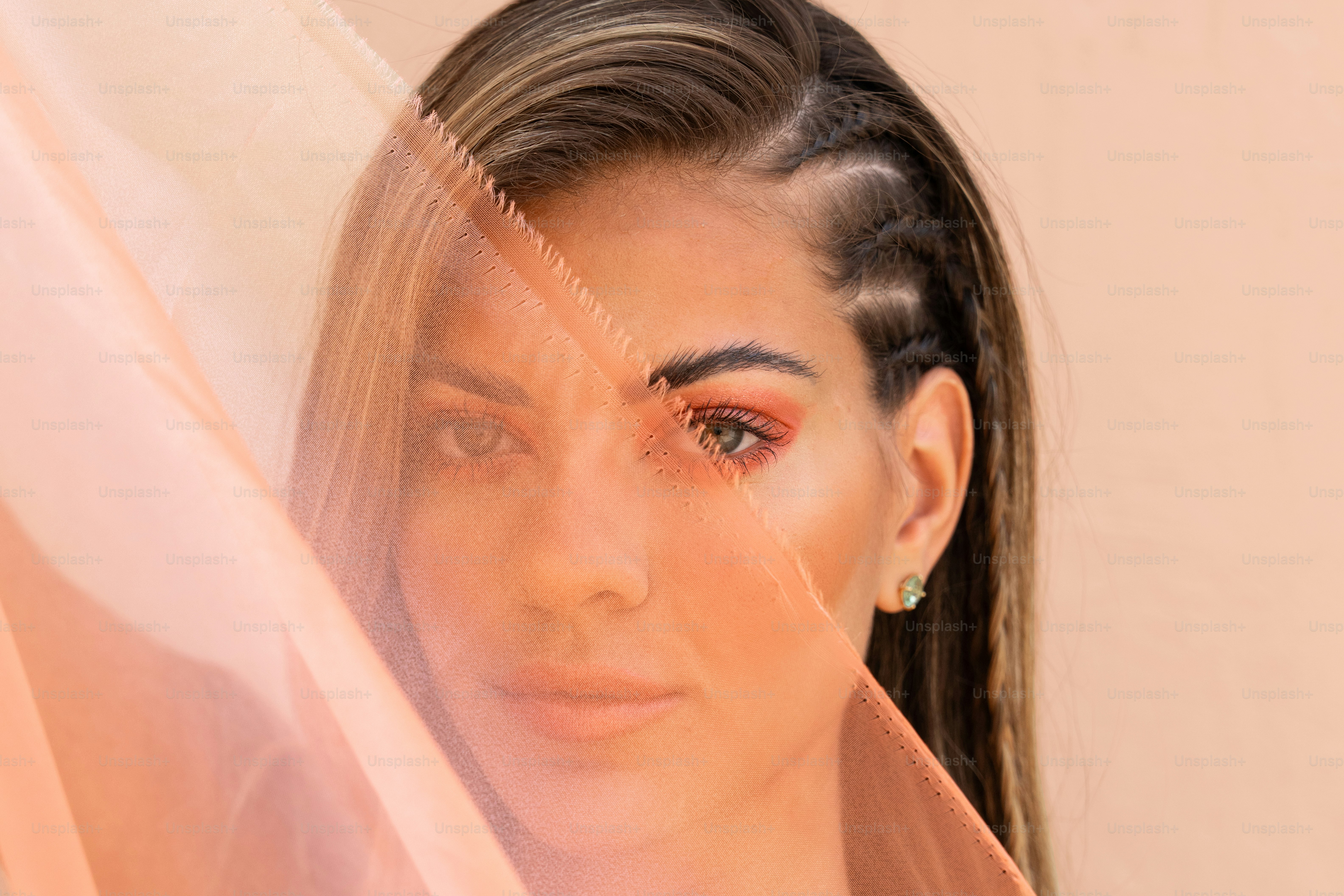 une femme avec un voile sur le visage