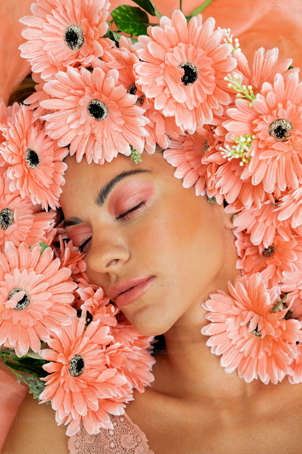una mujer con flores rosas en el pelo