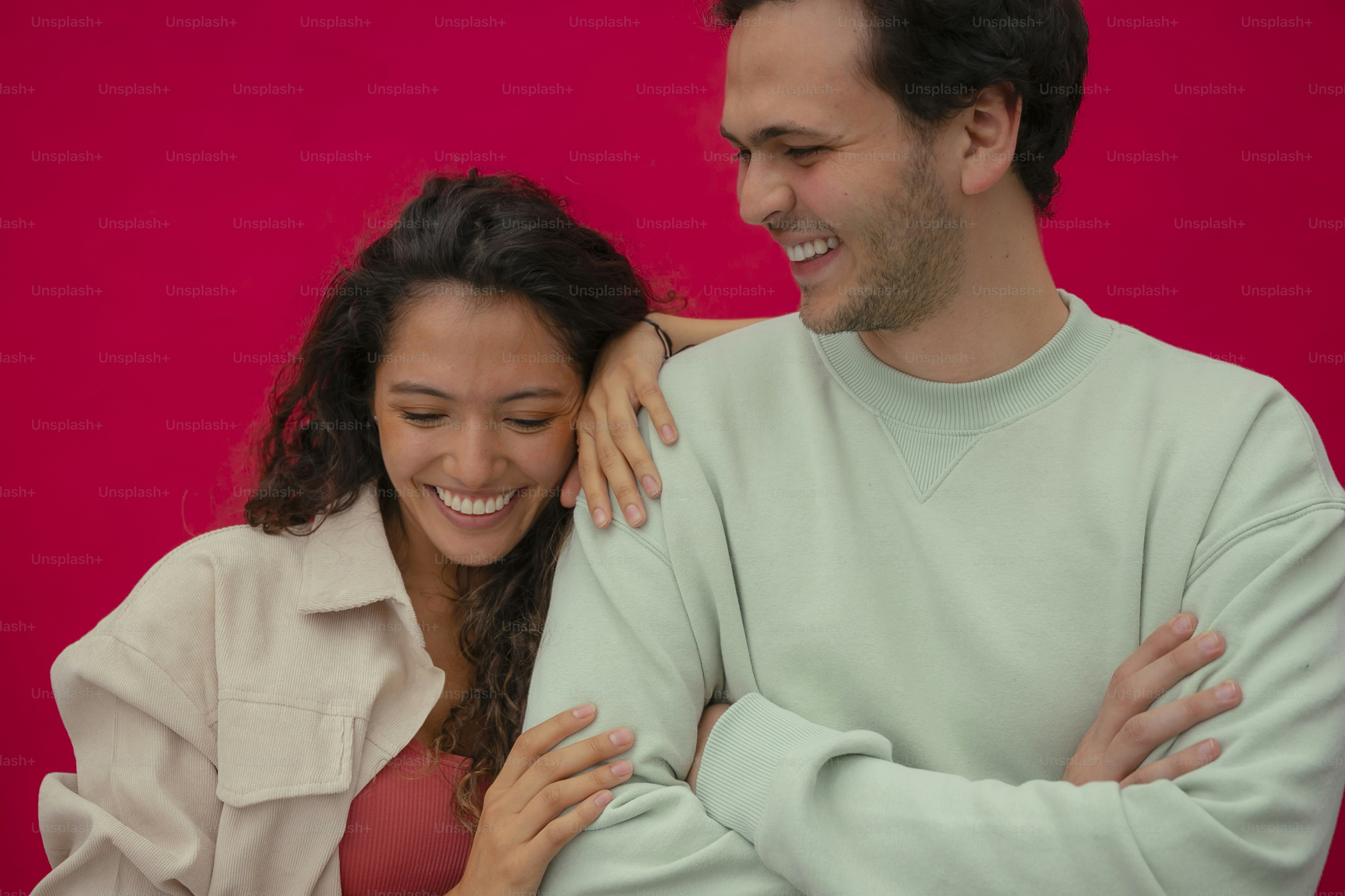 Un hombre y una mujer se sonríen el uno al otro