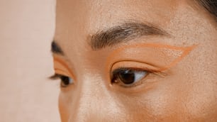 un gros plan sur le visage d’une femme avec un eye-liner brun