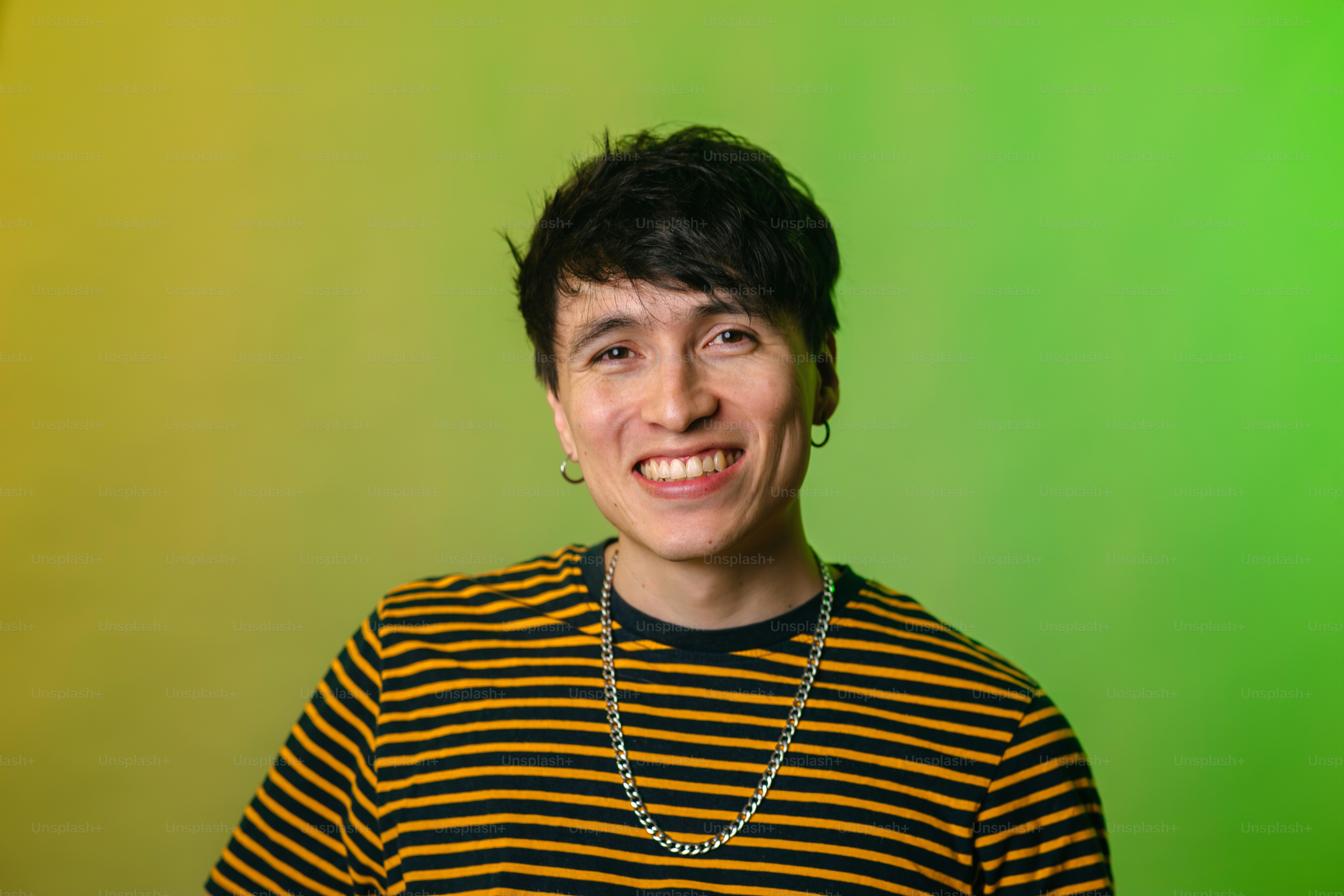 ストライプのシャツを着た女性がカメラに向かって微笑む