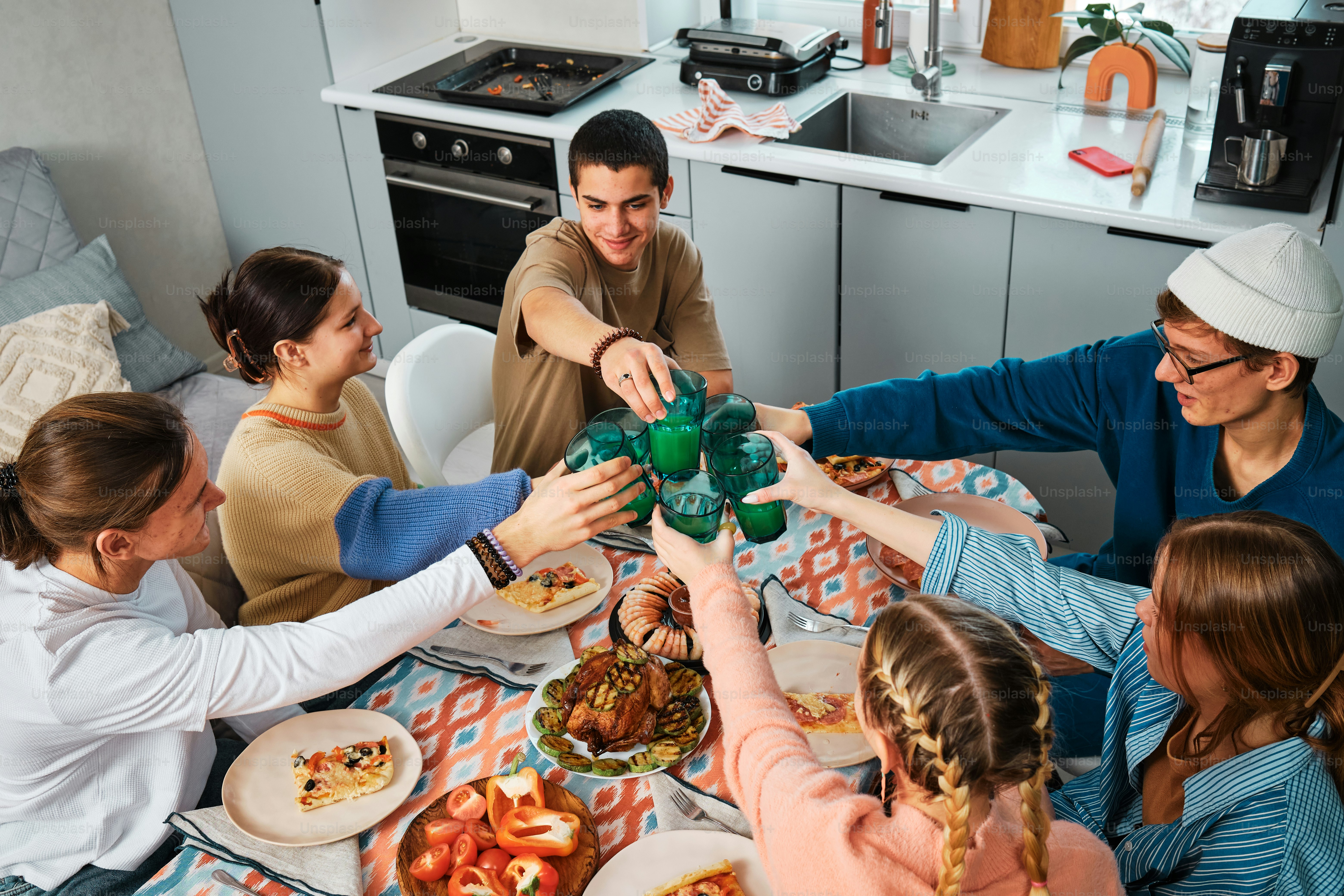 eine Gruppe von Menschen, die um einen Tisch sitzen