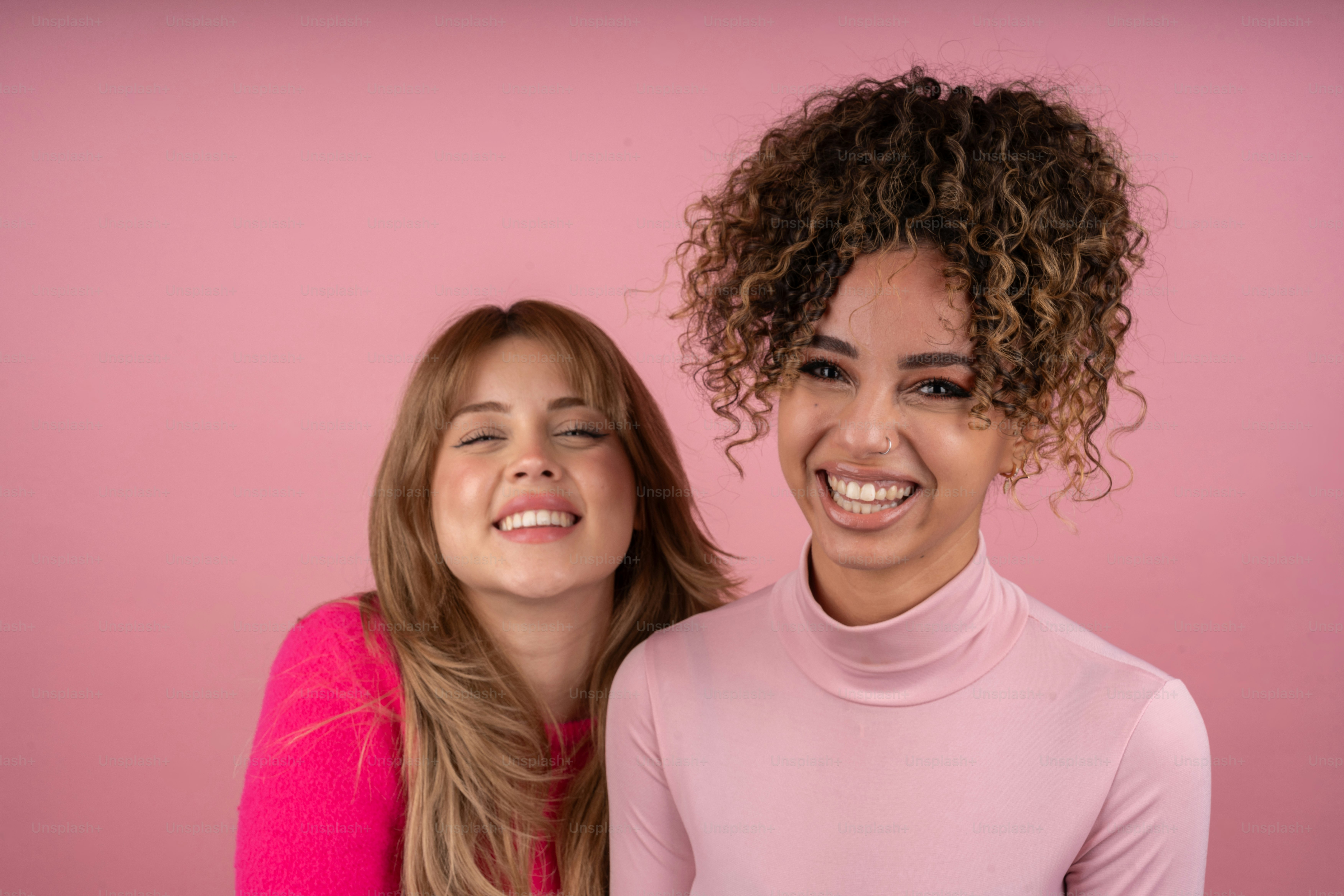 duas belas moças de pé uma ao lado da outra